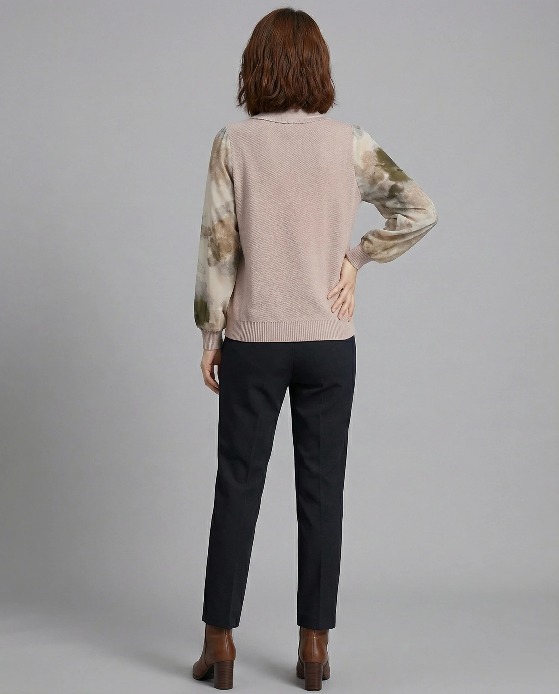 Leichter Strukturstrickpullover mit dekorativem Schleifenkragen, transparenten Chiffonärmeln und Schmuckbrosche Heidi Mode - Image 5