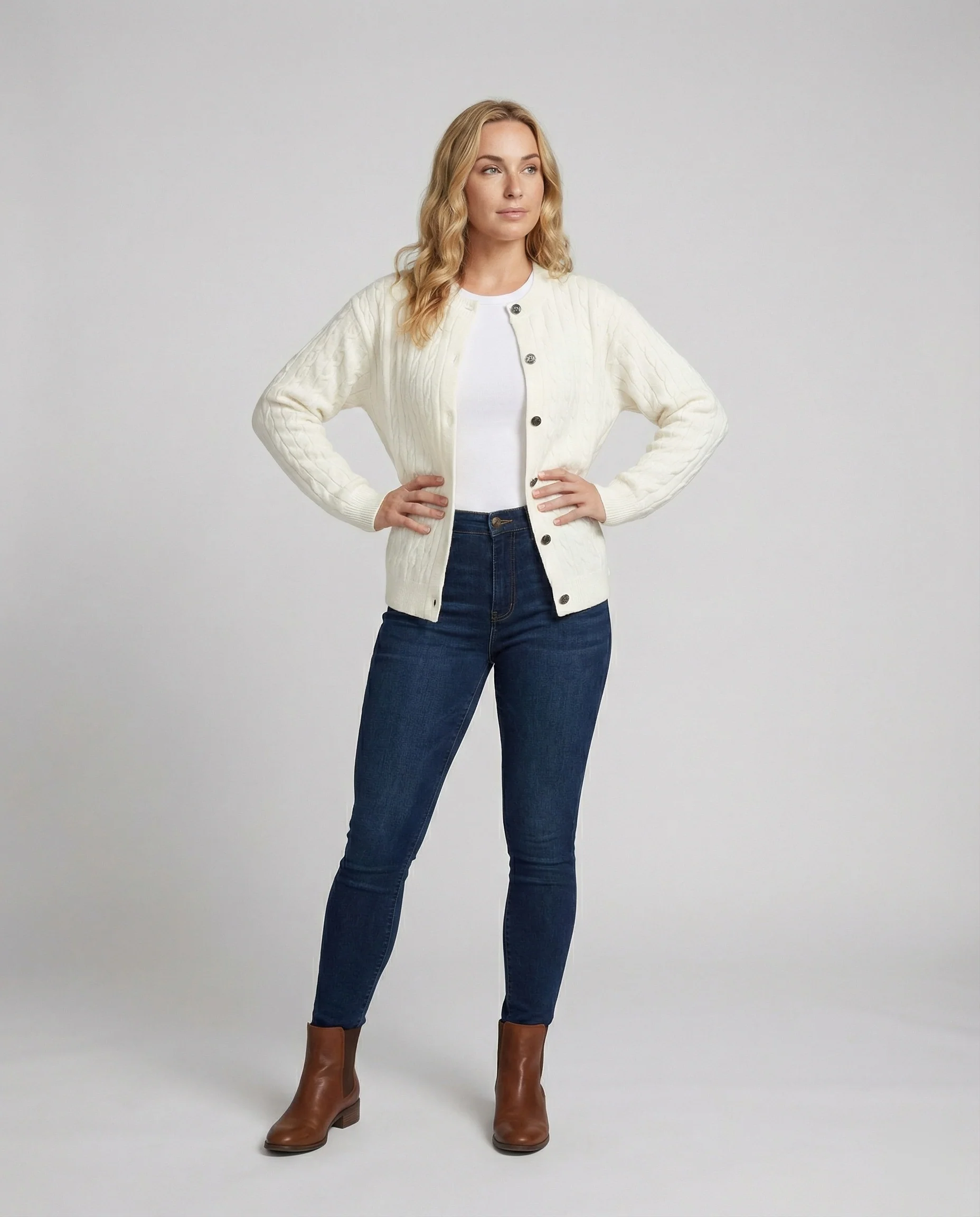 Locker geschnittene Kabelstrick-Cardigan mit Rundhalsausschnitt und durchgehender Knopfleiste Heidi-Mode