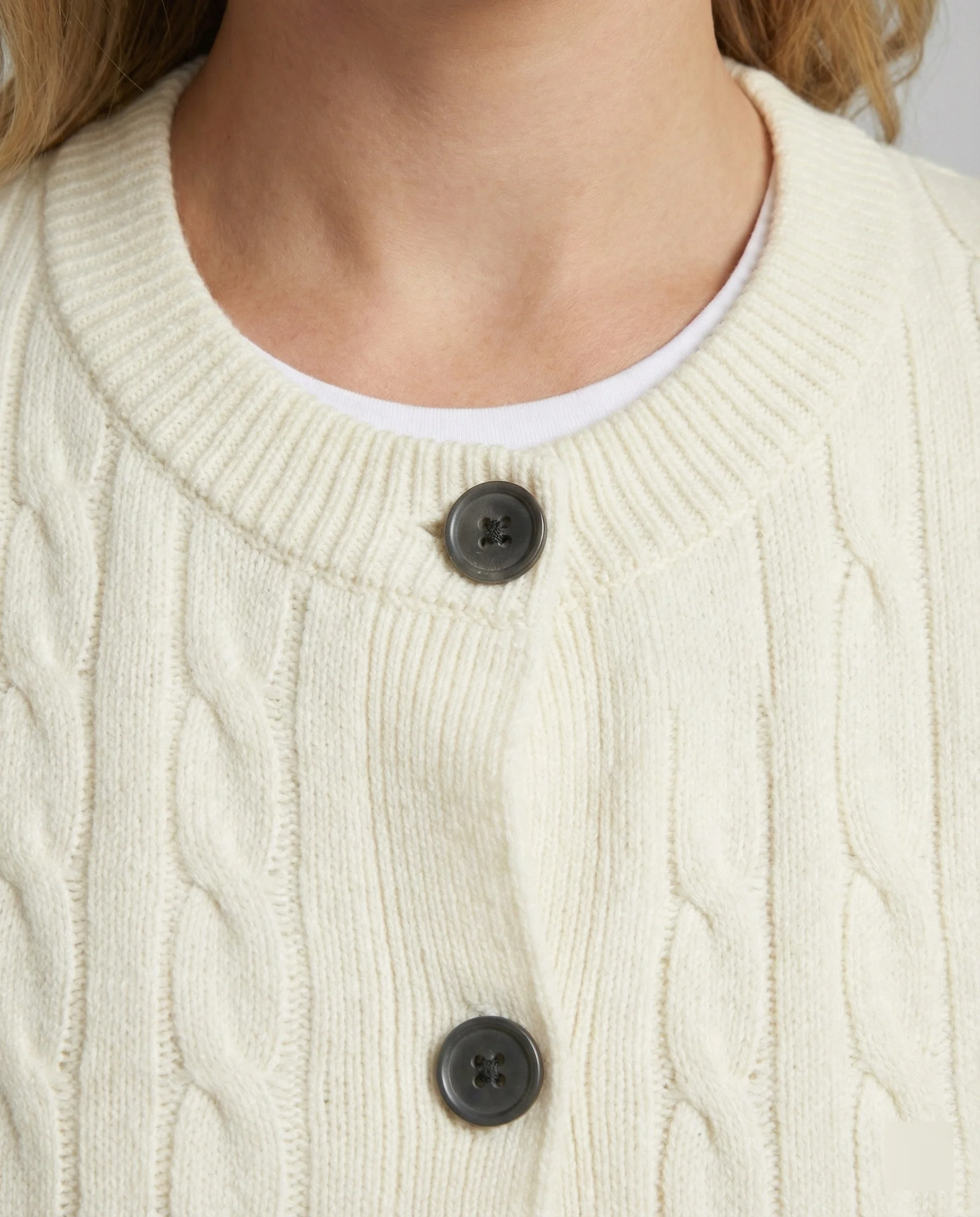 Locker geschnittene Kabelstrick-Cardigan mit Rundhalsausschnitt und durchgehender Knopfleiste Heidi-Mode - Image 3