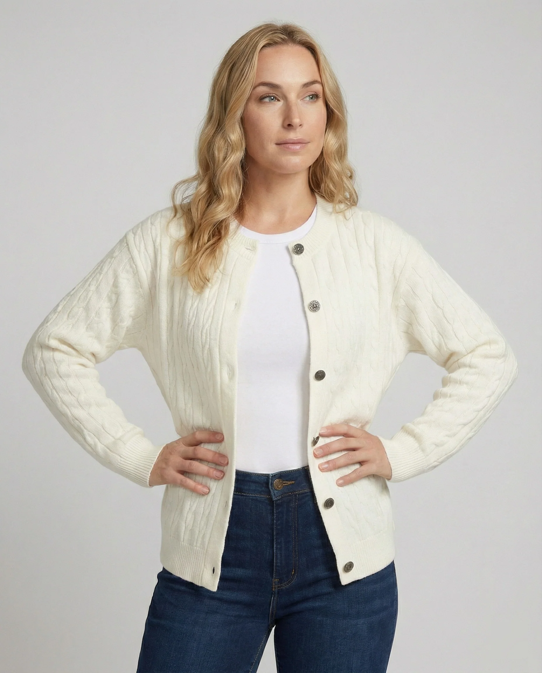 Locker geschnittene Kabelstrick-Cardigan mit Rundhalsausschnitt und durchgehender Knopfleiste Heidi-Mode - Image 4