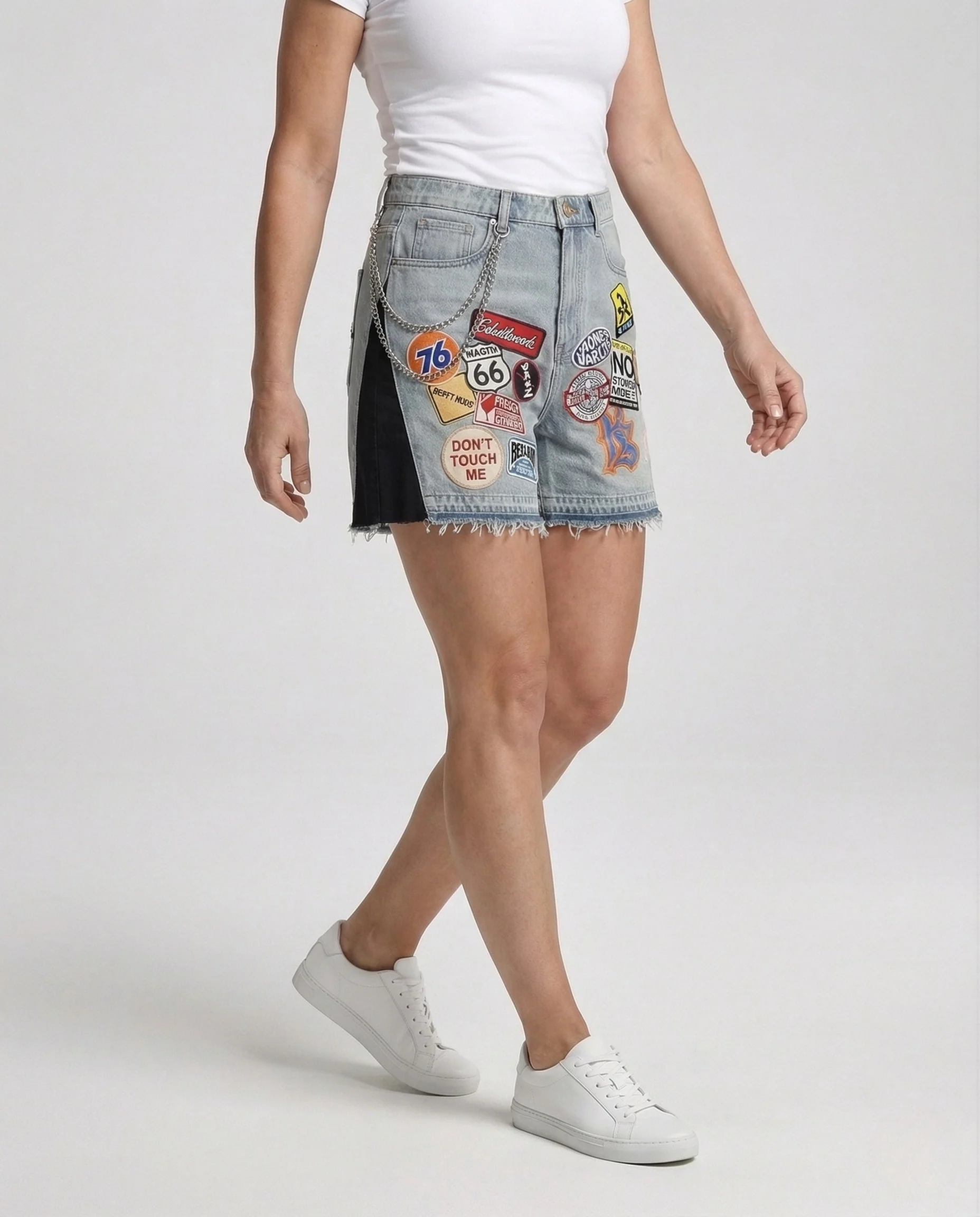 Damen Patchwork Jeans Shorts mit Fransen & Metallkette - Image 2