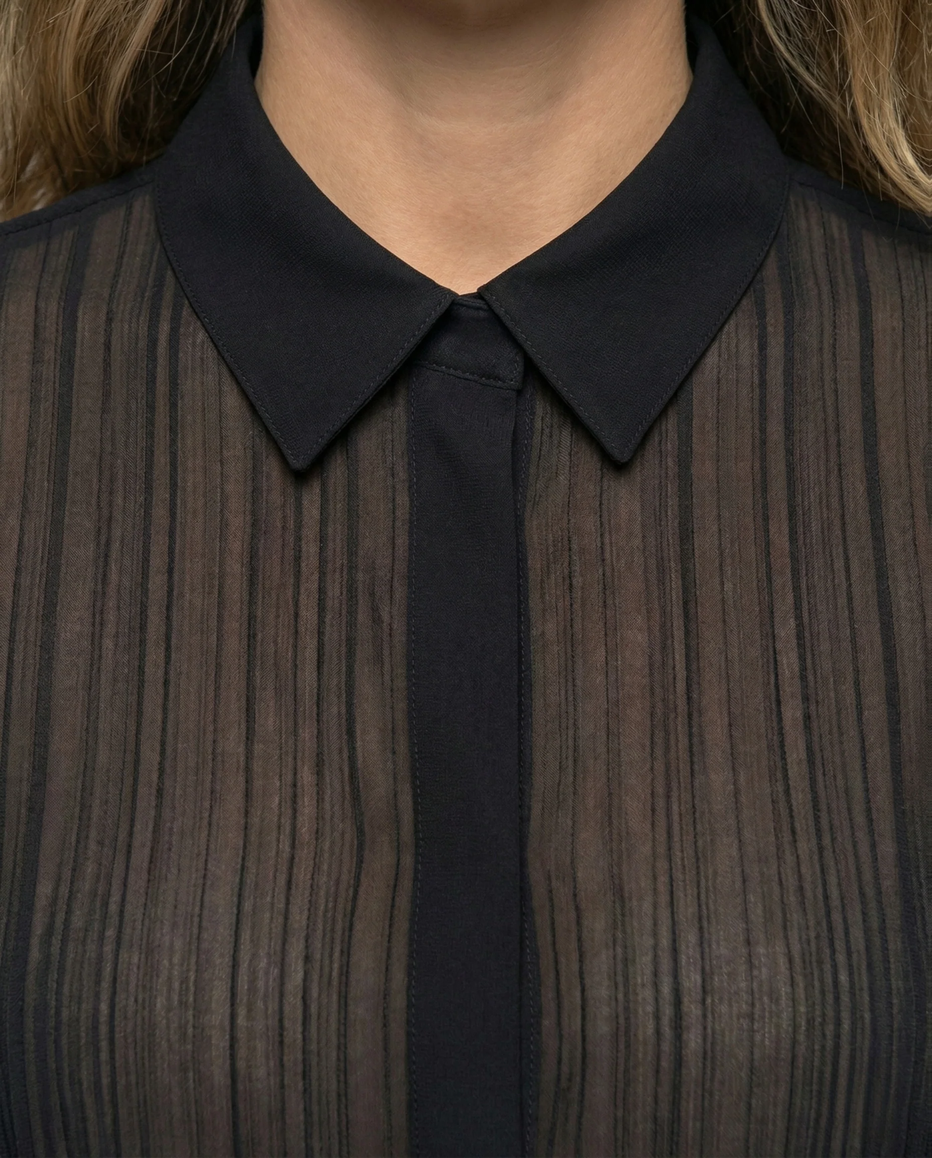 Damen Plissierte Chiffonbluse mit V-Ausschnitt - Image 3
