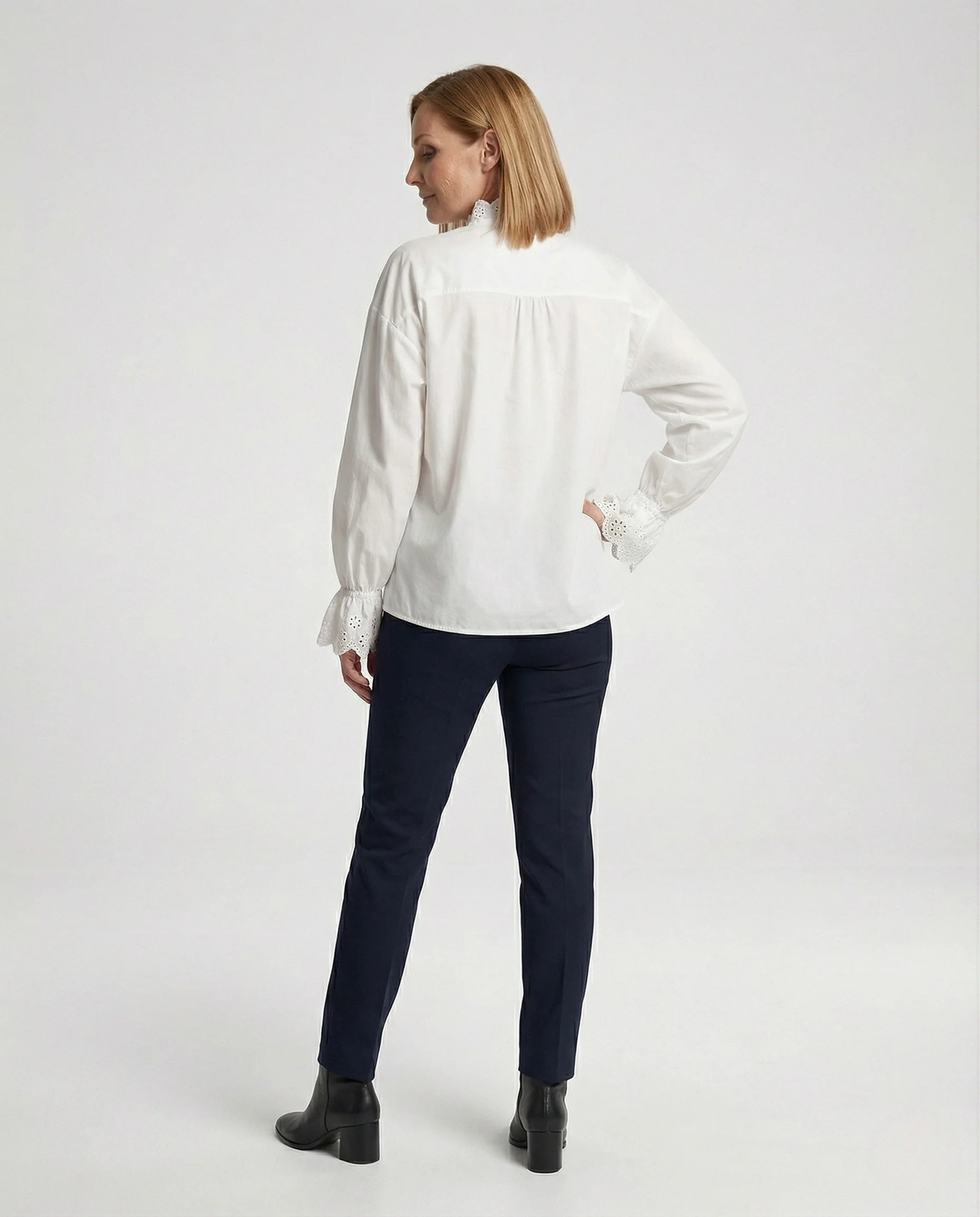 Damen Rüschenbluse mit Lochstickerei - Image 3
