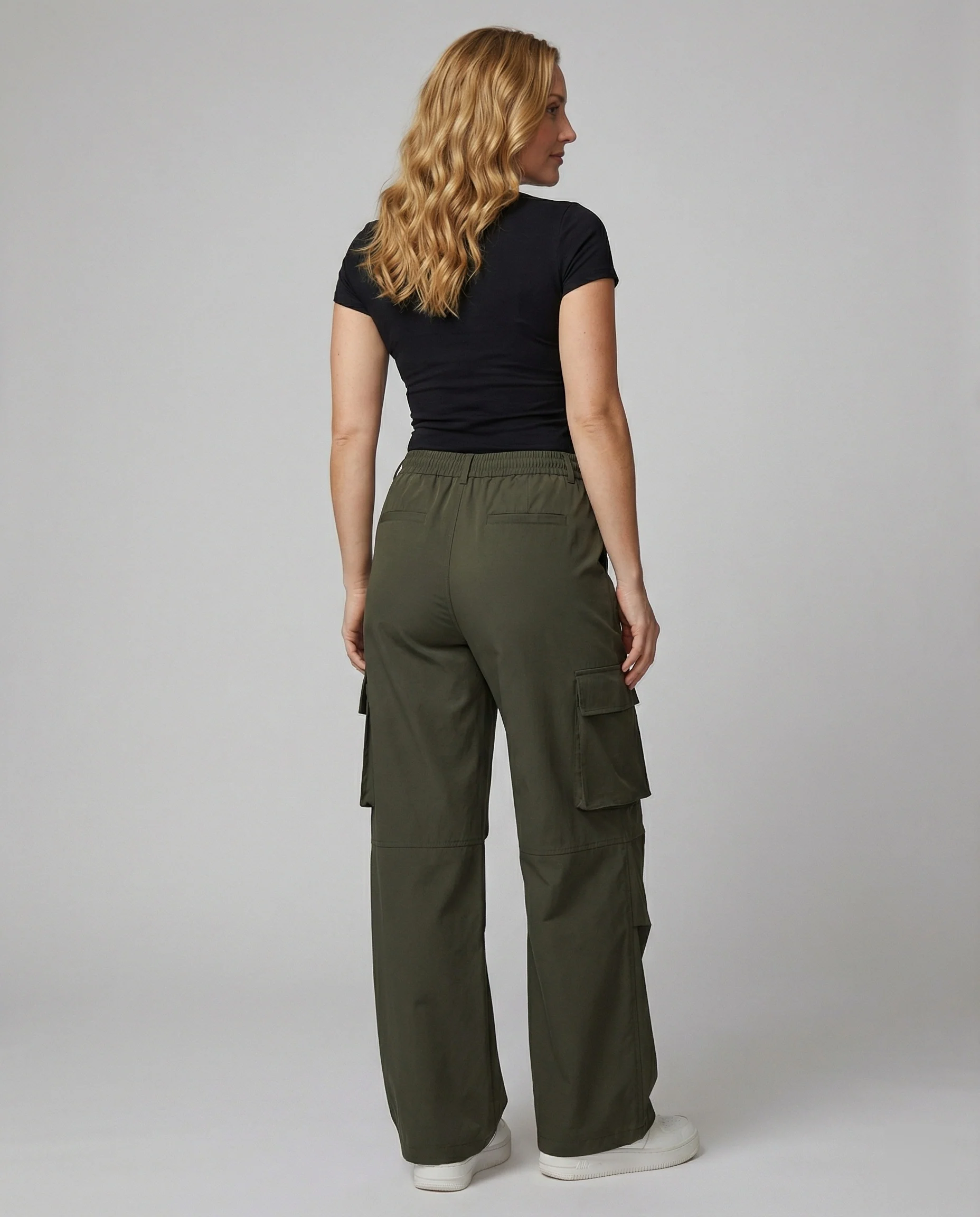 Sportive Oversize-Cargohose mit elastischem Tunnelzugbund, verstellbarem Saum und großen Klappentaschen Heidi-Mode - Image 2