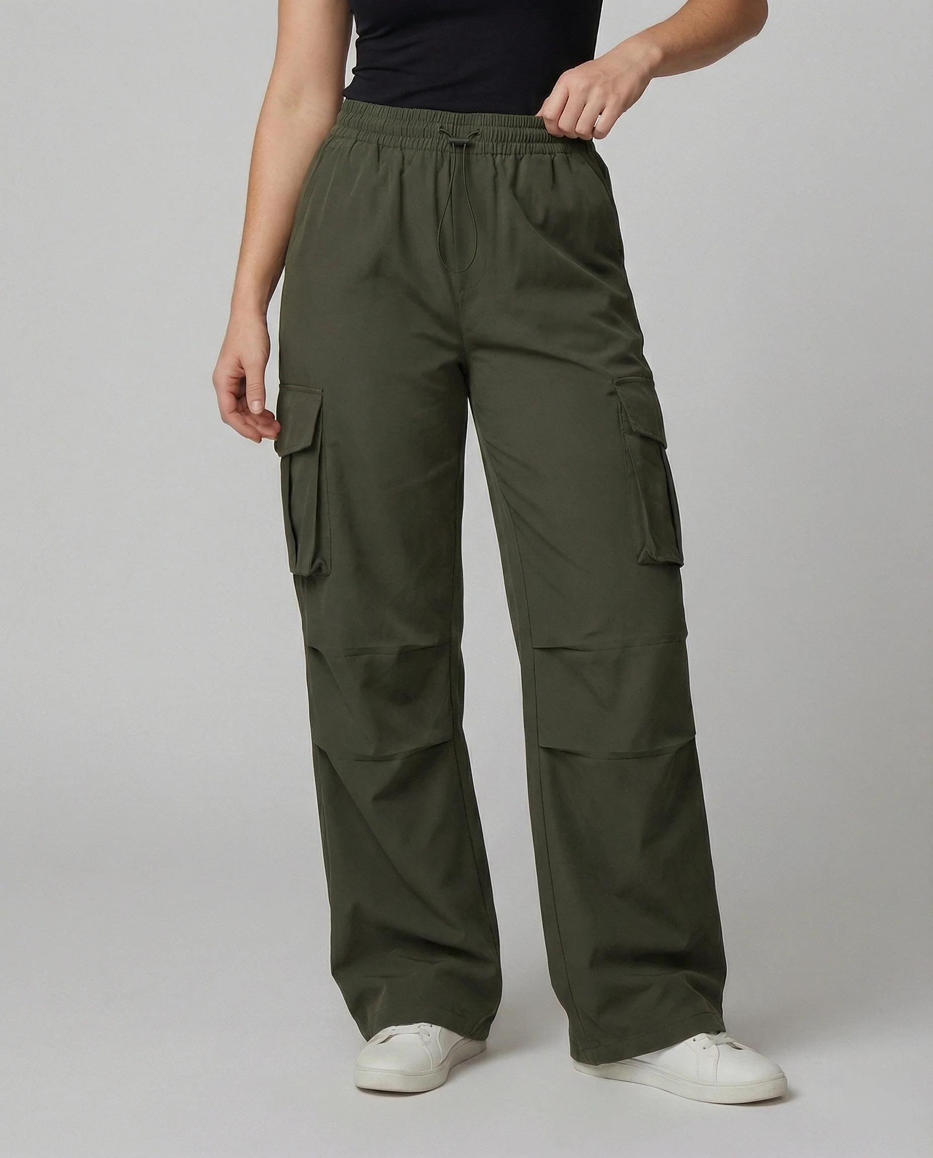 Sportive Oversize-Cargohose mit elastischem Tunnelzugbund, verstellbarem Saum und großen Klappentaschen Heidi-Mode - Image 4