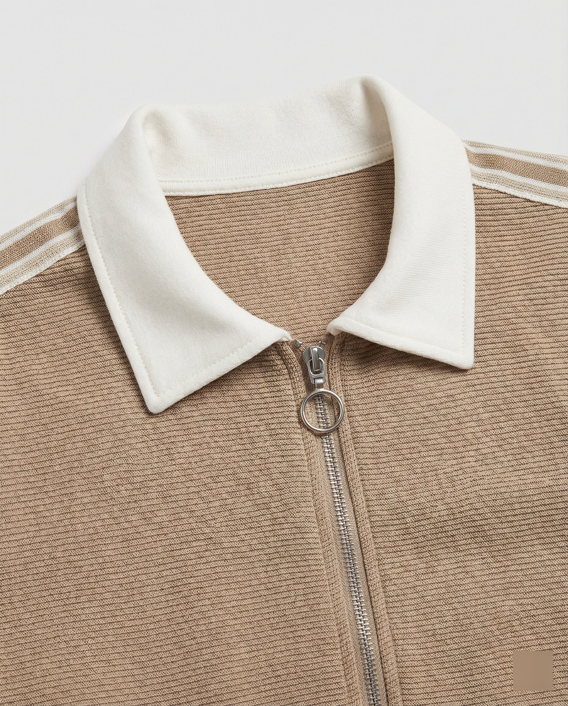 Sportlich-elegantes Strick-Ensemble mit Reißverschlussjacke, Pattentaschen, Kontrastkragen und weitem Hosenbein Heidi Mode - Image 4