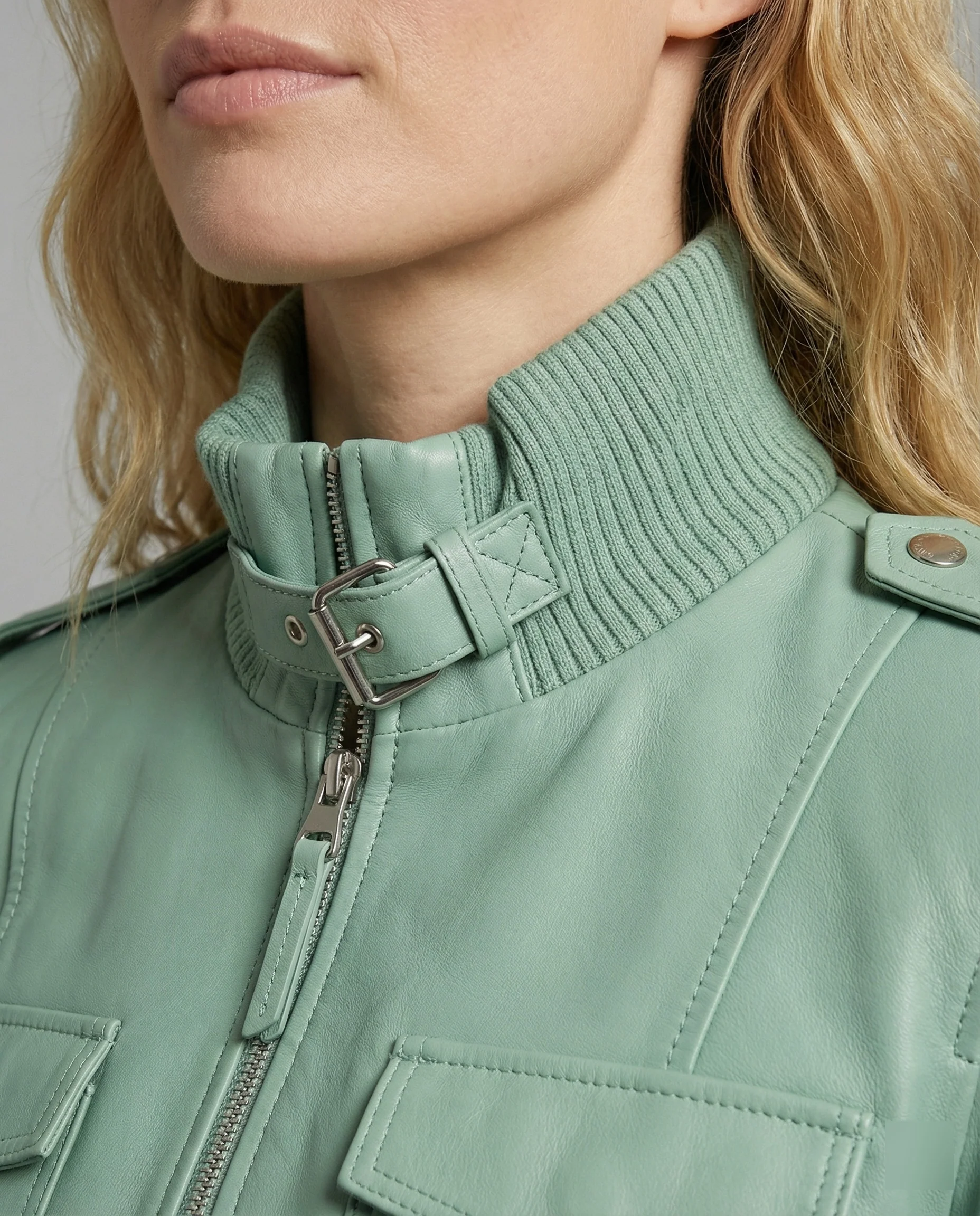 Kurzblousonjacke mit hochschließendem Stehkragen und dekorativer Längssteppung Heidi-Mode - Image 2