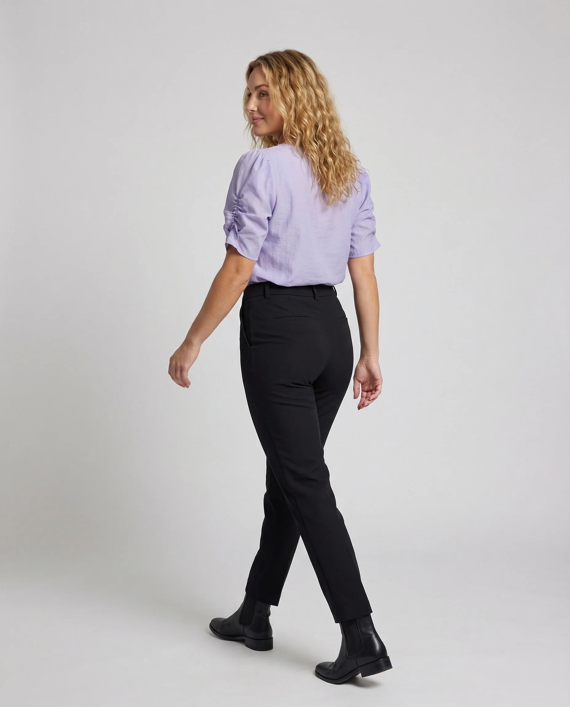 Damen Taillierte Kurzbluse mit Puffärmeln - Image 4