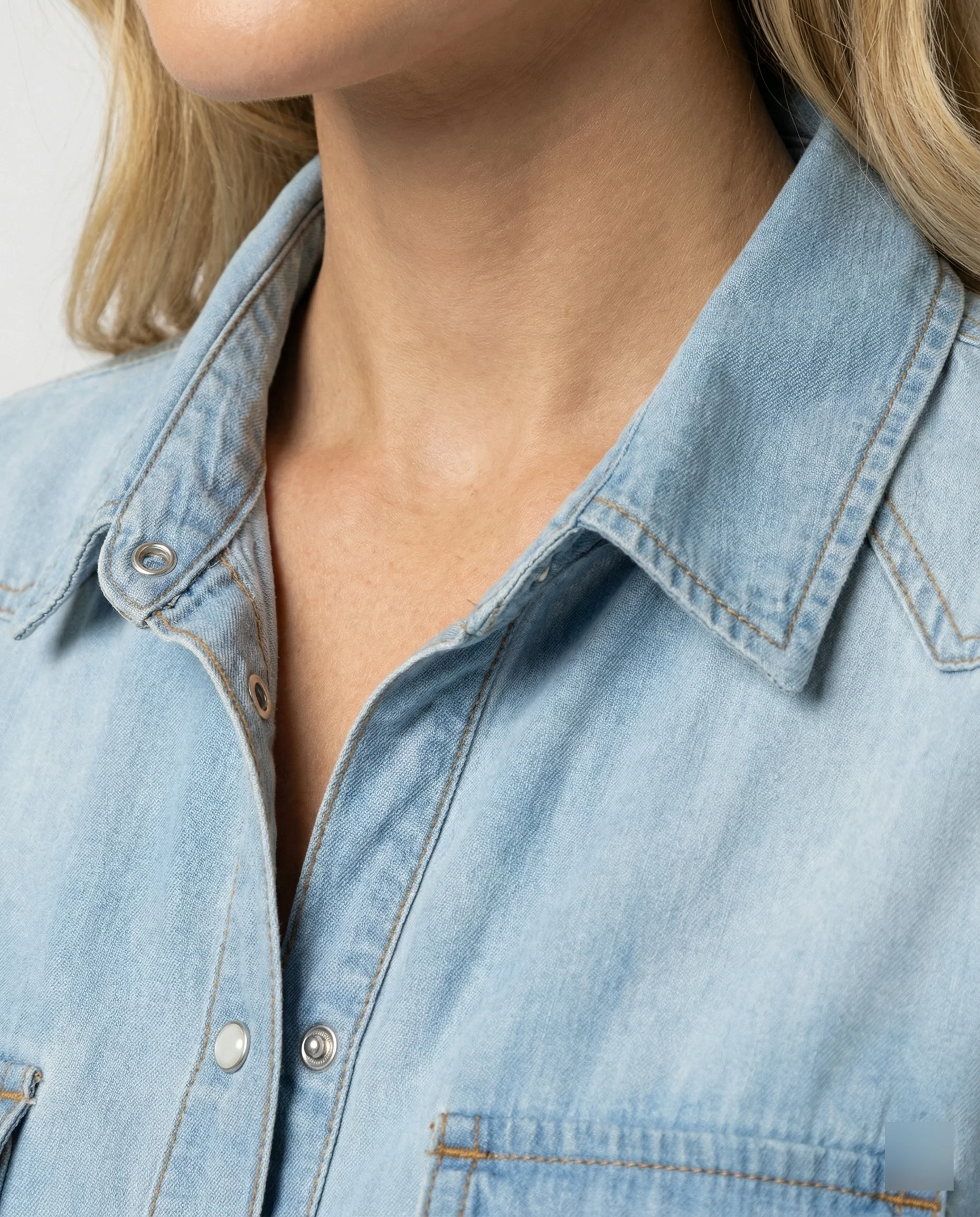 Damen taillierte Kurzjacke aus Denim mit kurzen Ärmeln Brusttaschen und Metallknöpfen Heidi-Mode - Image 3