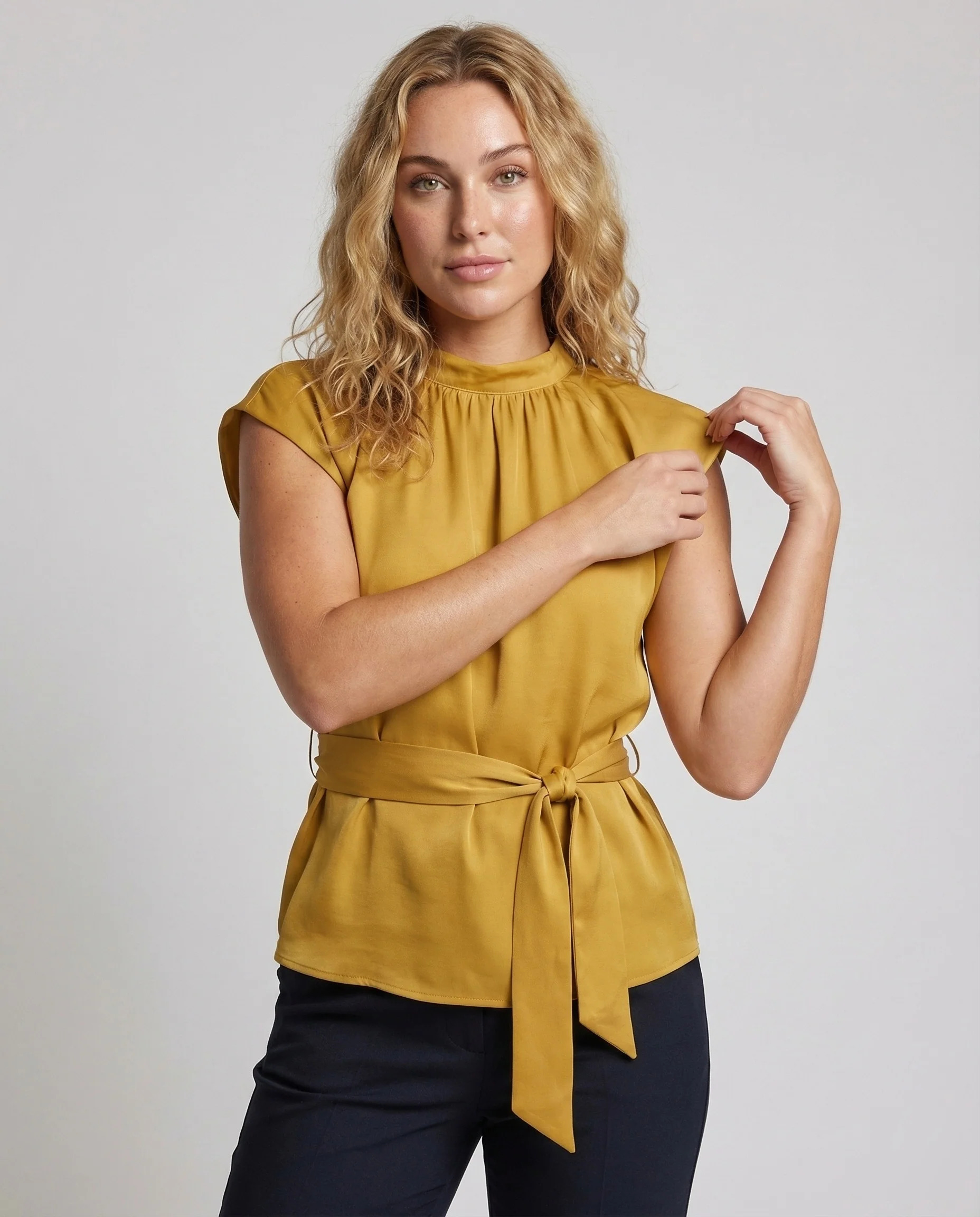 Damen Taillierte Satinbluse mit Fledermausärmeln - Image 2