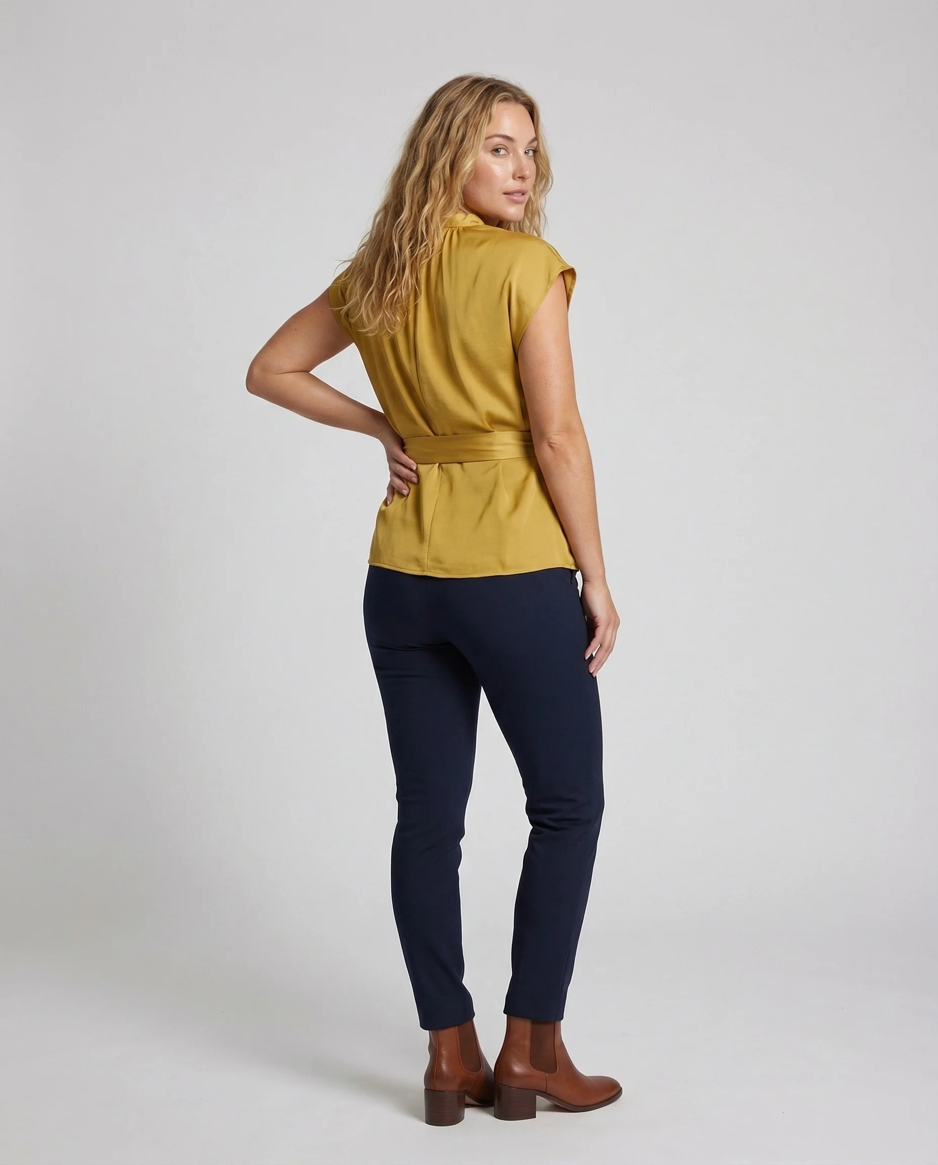 Damen Taillierte Satinbluse mit Fledermausärmeln - Image 4