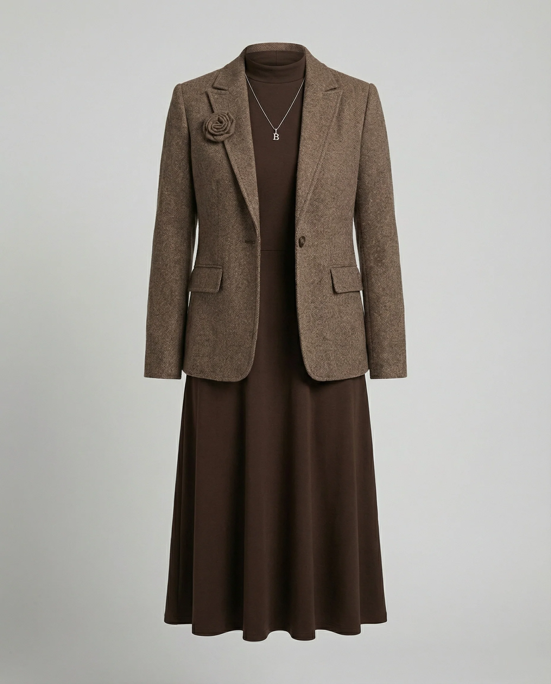 Taillierter Kurzblazer mit femininer Schößchenform, Pattentaschen und dekorativer Rosenbrosche Heidi Mode - Image 2