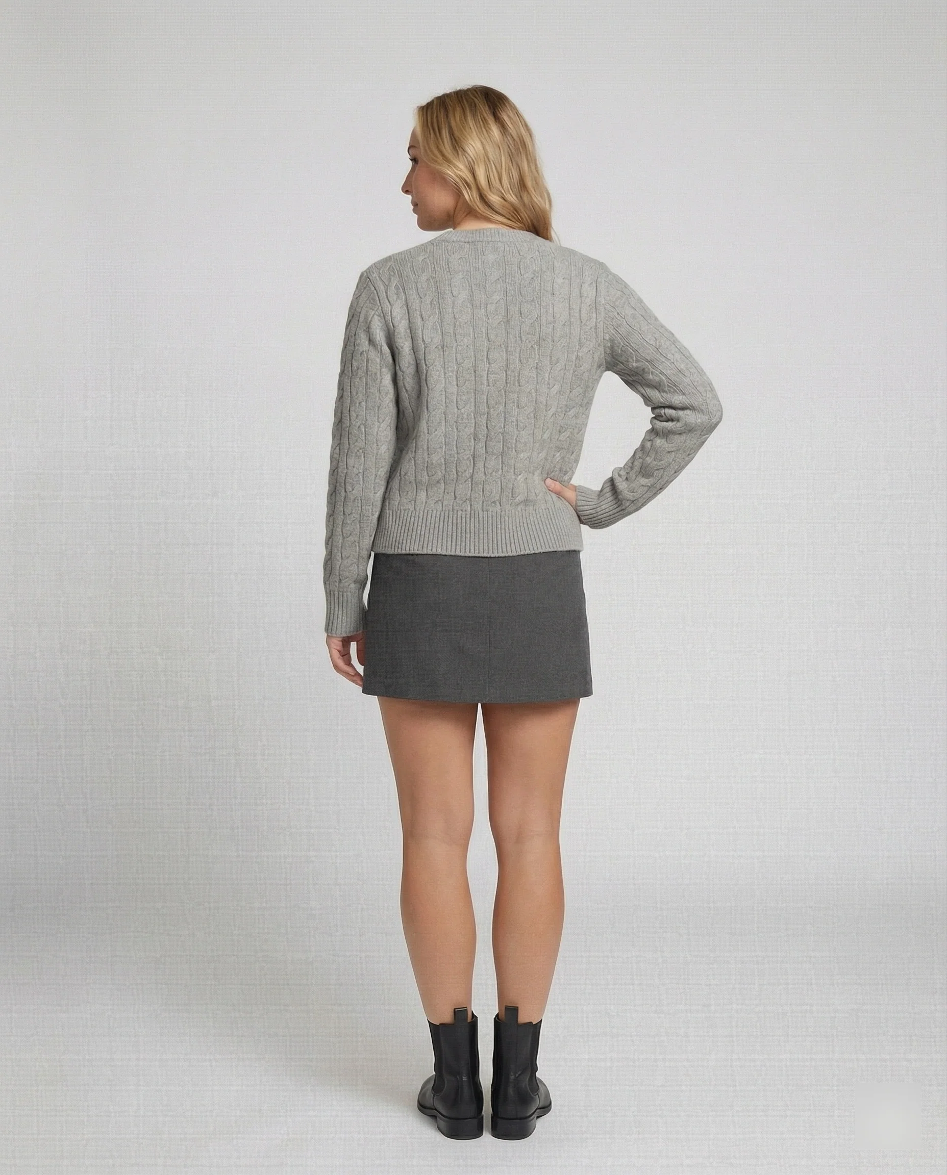 Taillierter Kurzcardigan mit geflochtener Strickstruktur und dekorativen Metallknöpfen Heidi-Mode - Image 4