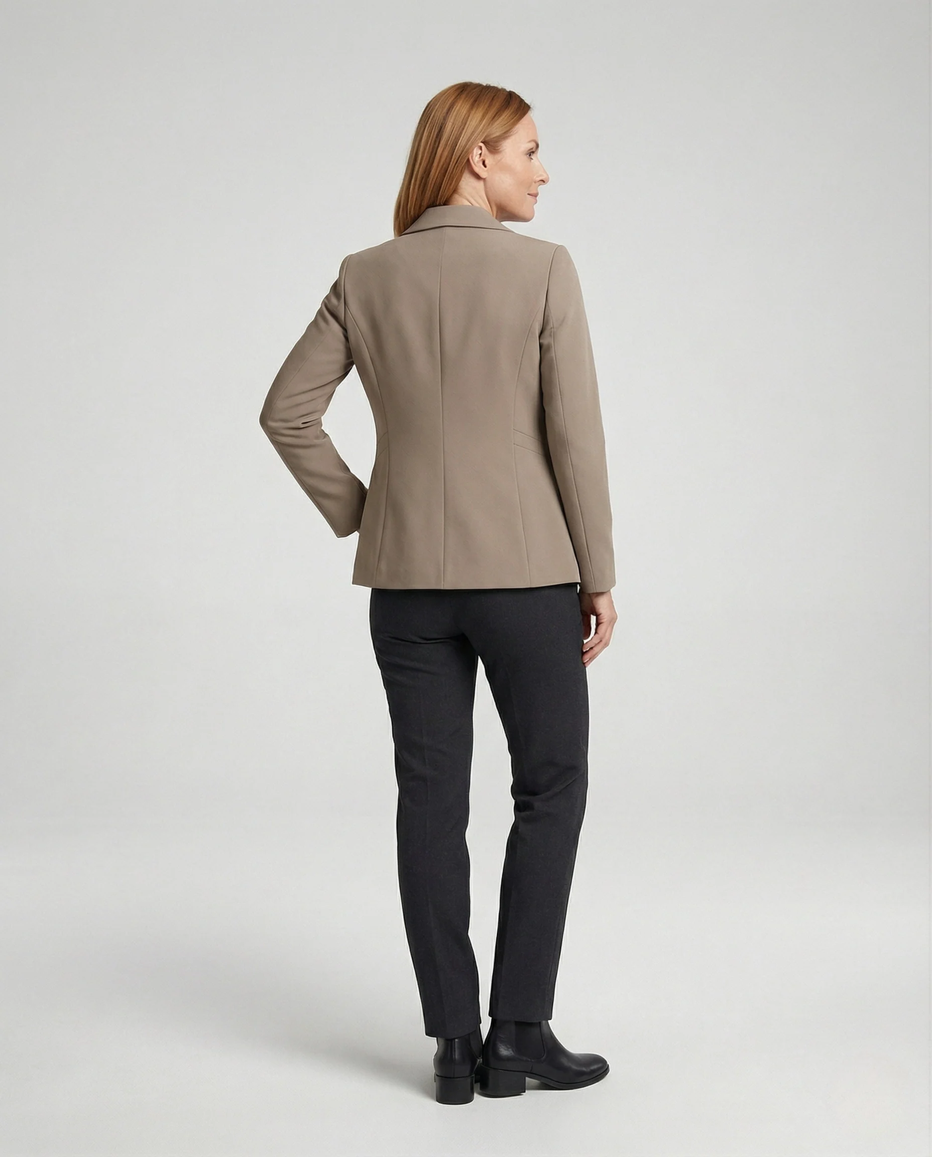 Taillierter Reversblazer mit zwei Zierknöpfen, Eingrifftaschen und femininer Schnitt Heidi Mode - Image 4