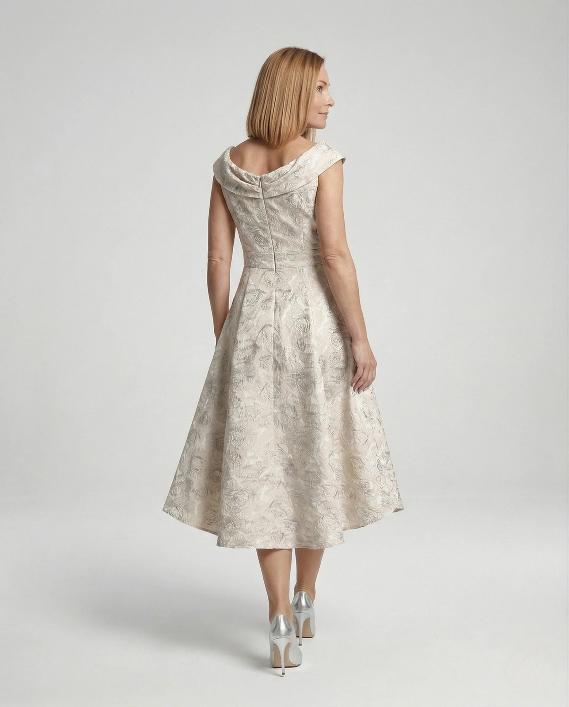 Damen Brokat-Cocktailkleid mit Carmenausschnitt - Image 4