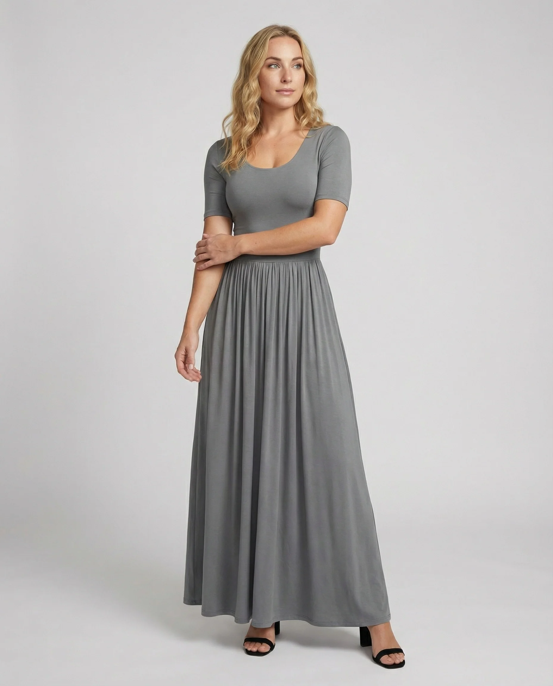Tailliertes Maxikleid mit figurbetontem Oberteil, halbarmig und schwingendem Faltenrock Heidi Mode