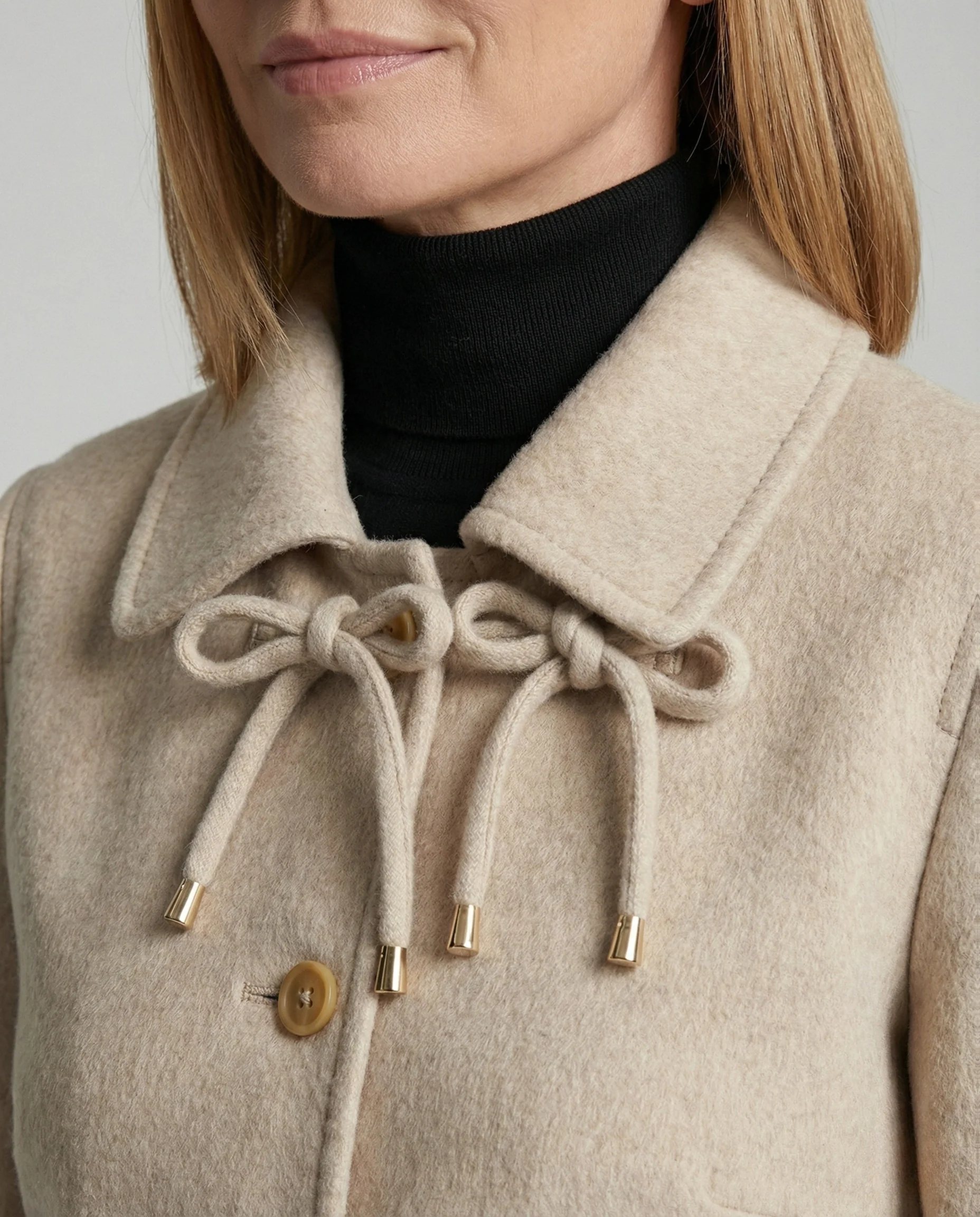 Weicher Wollmix-Kurzmantel mit abgerundetem Saum Zierknotendetail am Kragen und aufgesetzten Taschen - Image 3