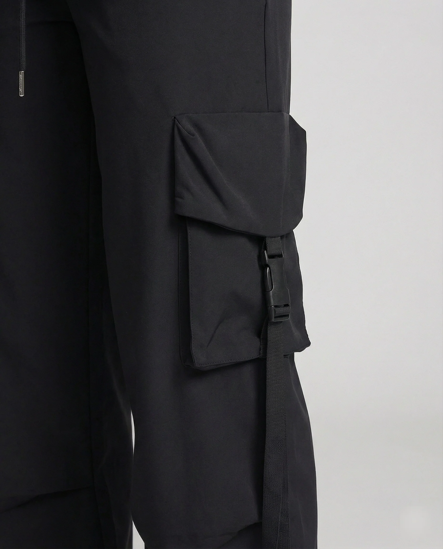Weit geschnittene Cargohose mit elastischem Tunnelzugbund, seitlichen Klappentaschen und langen Banddetails Heidi-Mode - Image 5