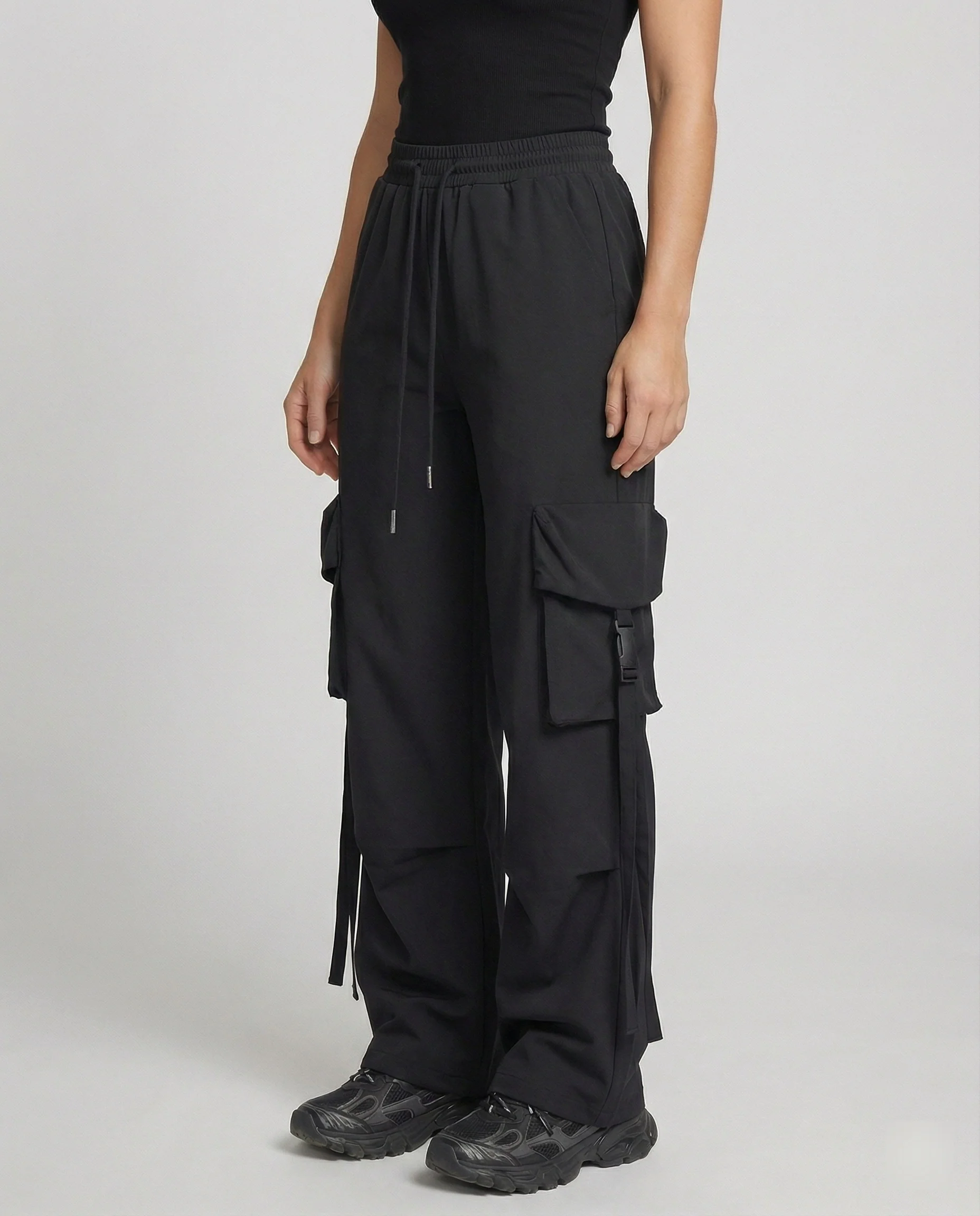 Weit geschnittene Cargohose mit elastischem Tunnelzugbund, seitlichen Klappentaschen und langen Banddetails Heidi-Mode - Image 6