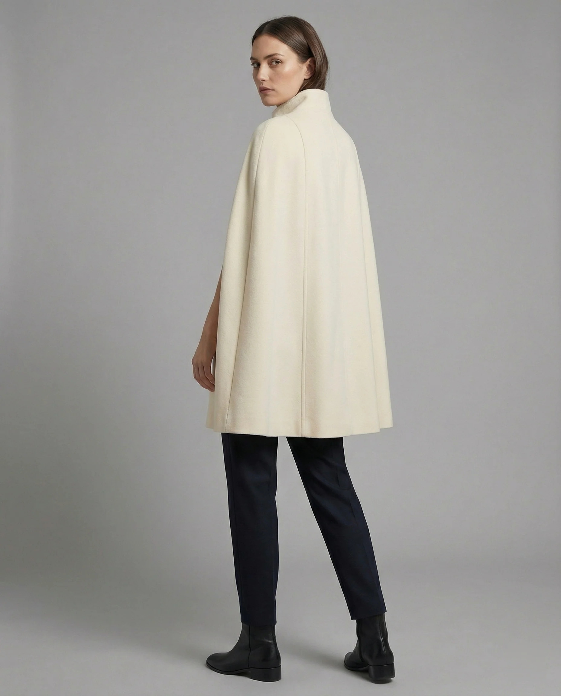 Weiter Wollmix-Cape mit Stehkragen und asymmetrischer Knopfleiste Heidi-Mode - Image 2