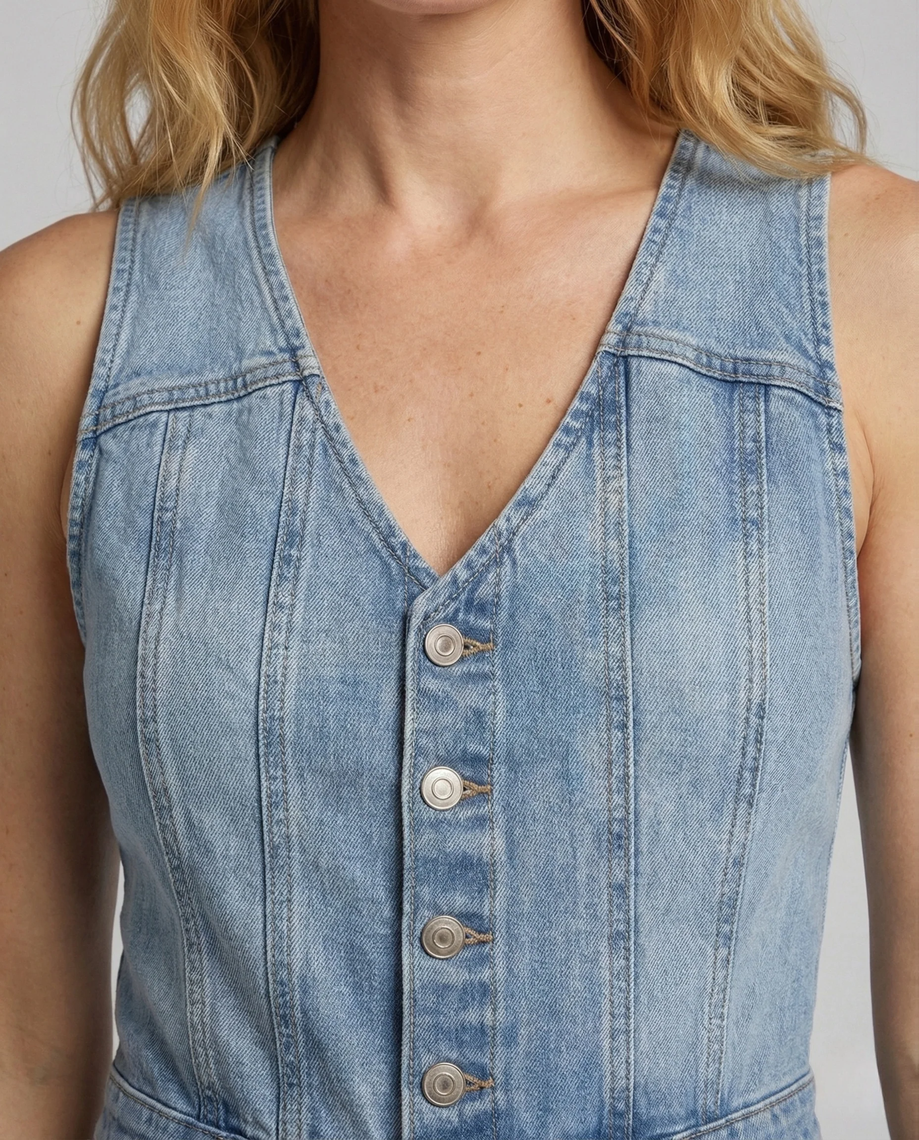 Damen Weites Denim Overall mit V Ausschnitt - Image 2