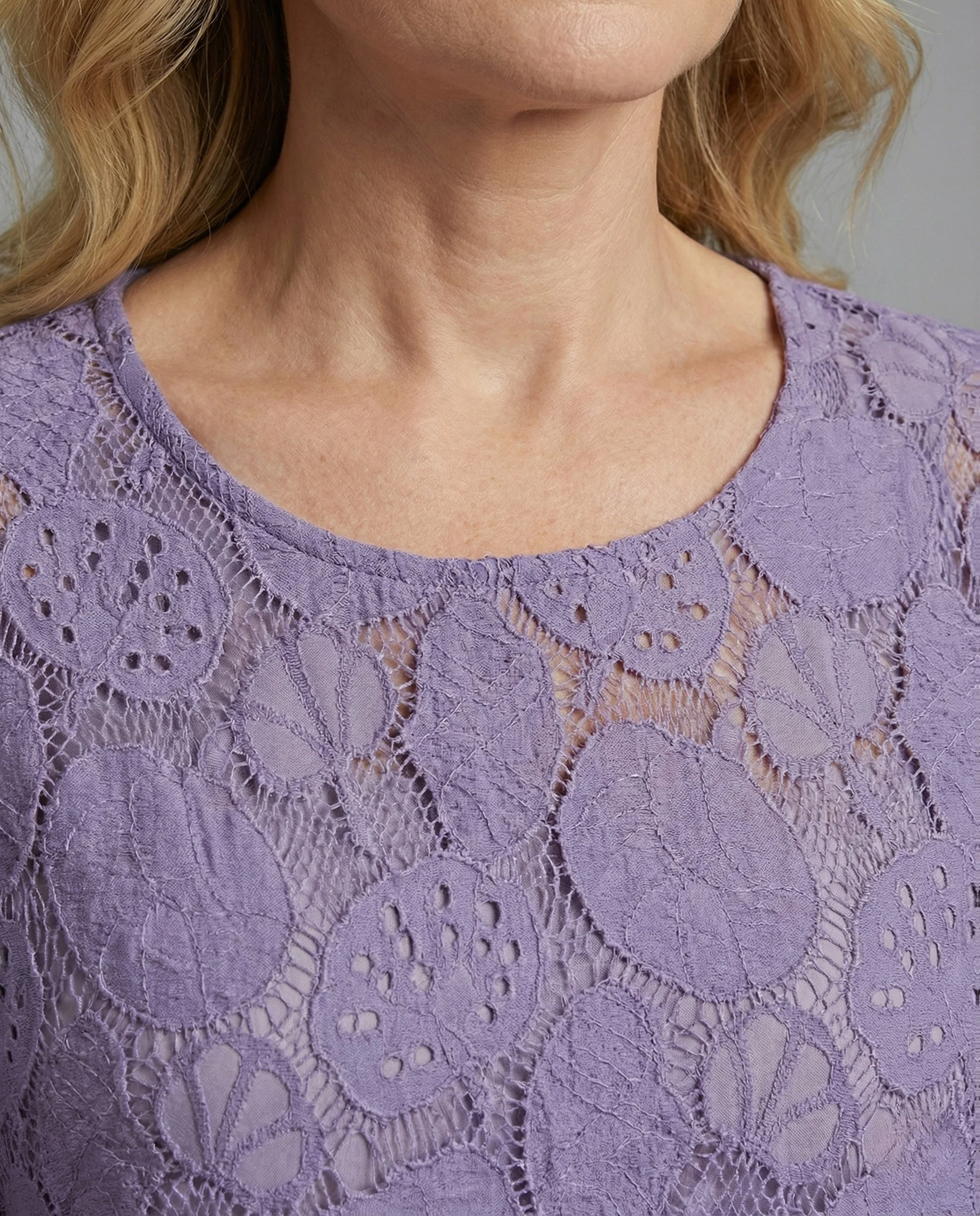 Damen Spitzen-Maxikleid mit Rundhalsausschnitt - Image 3