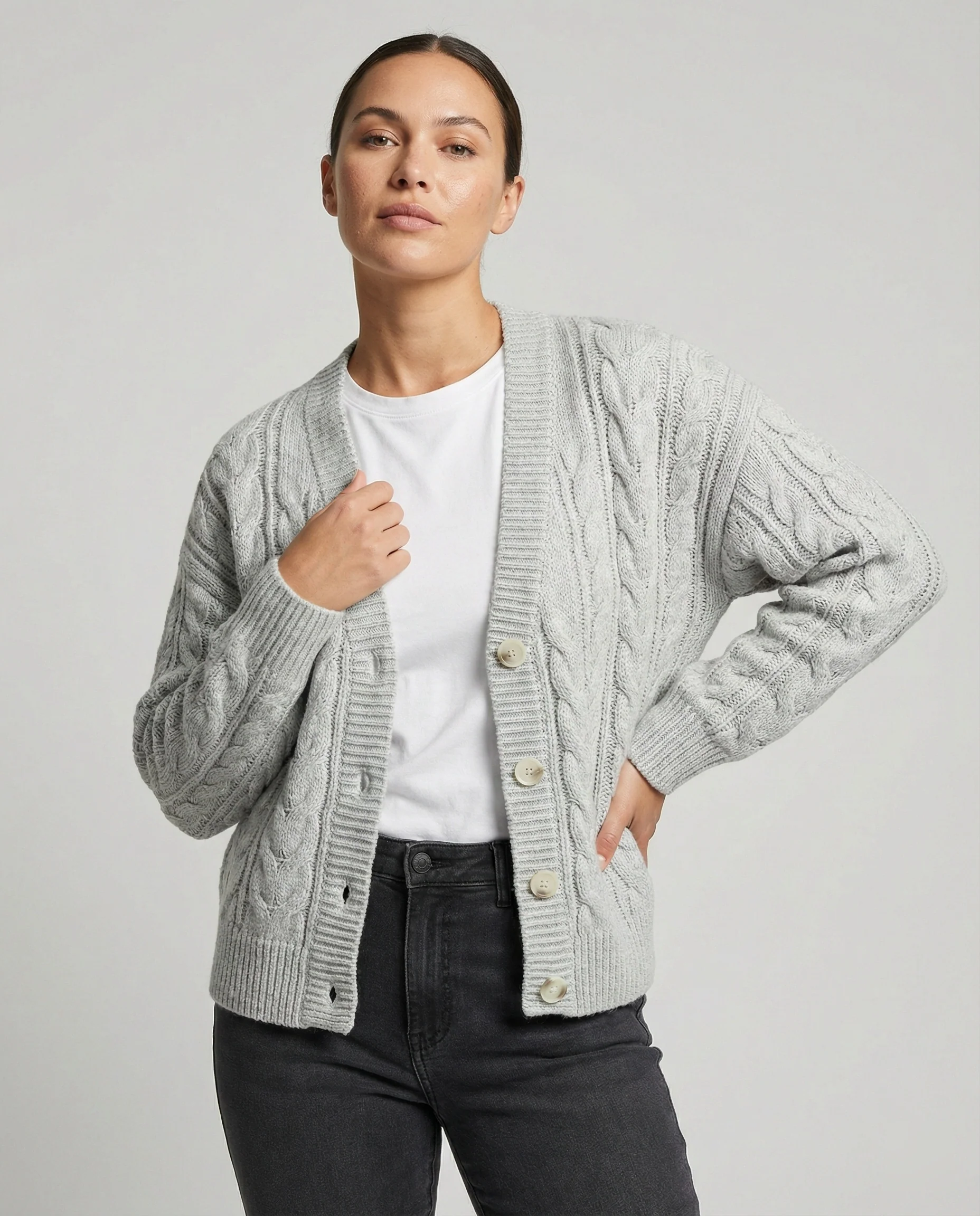 Zopfmuster-Cardigan im Blousonstil mit spitz zulaufendem Saum und tiefem V-Ausschnitt Heidi-Mode - Image 3