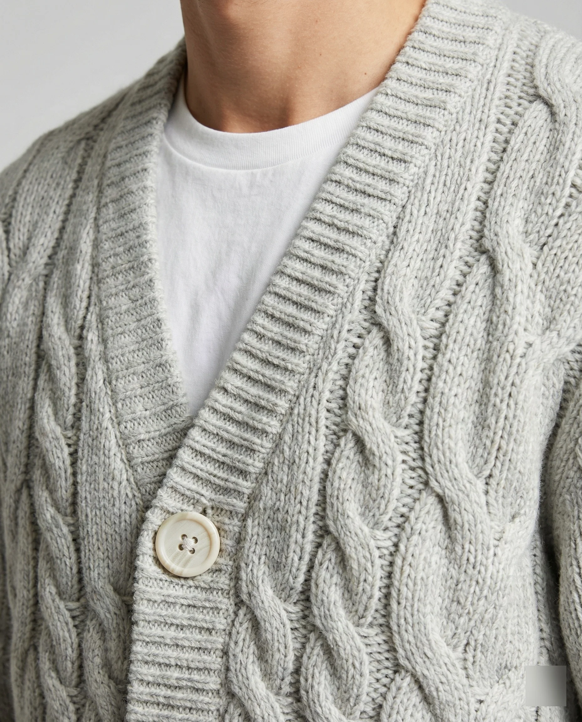 Zopfmuster-Cardigan im Blousonstil mit spitz zulaufendem Saum und tiefem V-Ausschnitt Heidi-Mode - Image 5