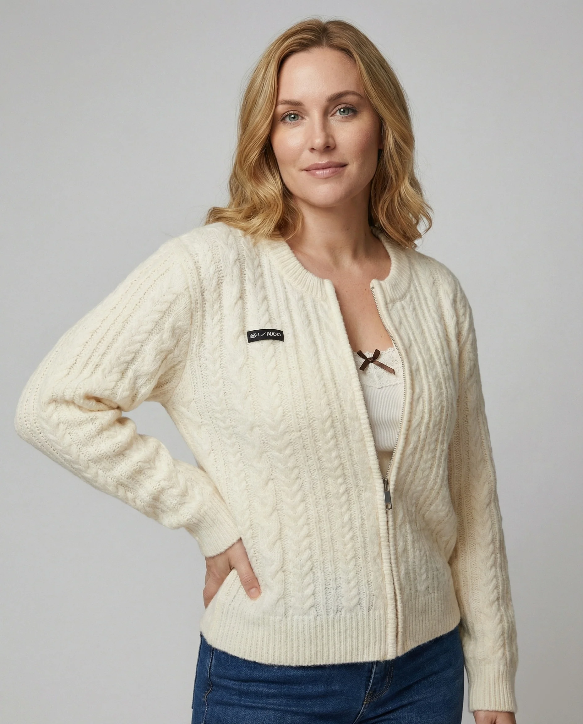 Zopfmuster-Strickblouson mit Reißverschluss, überschnittenen Schultern und geripptem Kragen Heidi-Mode - Image 4