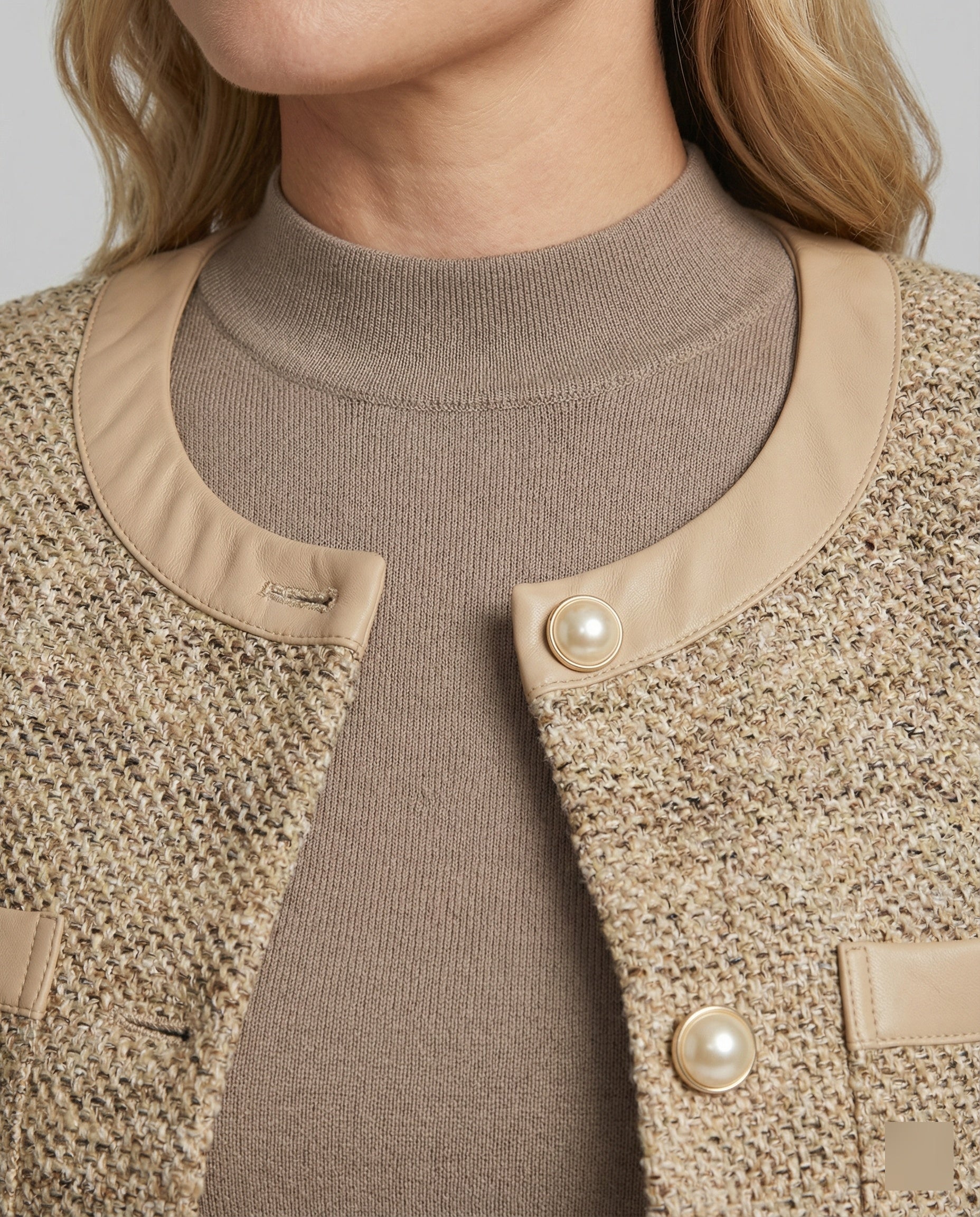 Zweiteiliges Ensemble Boucléjacke mit Rundhalsausschnitt und plissiertem Midikleid - Image 2