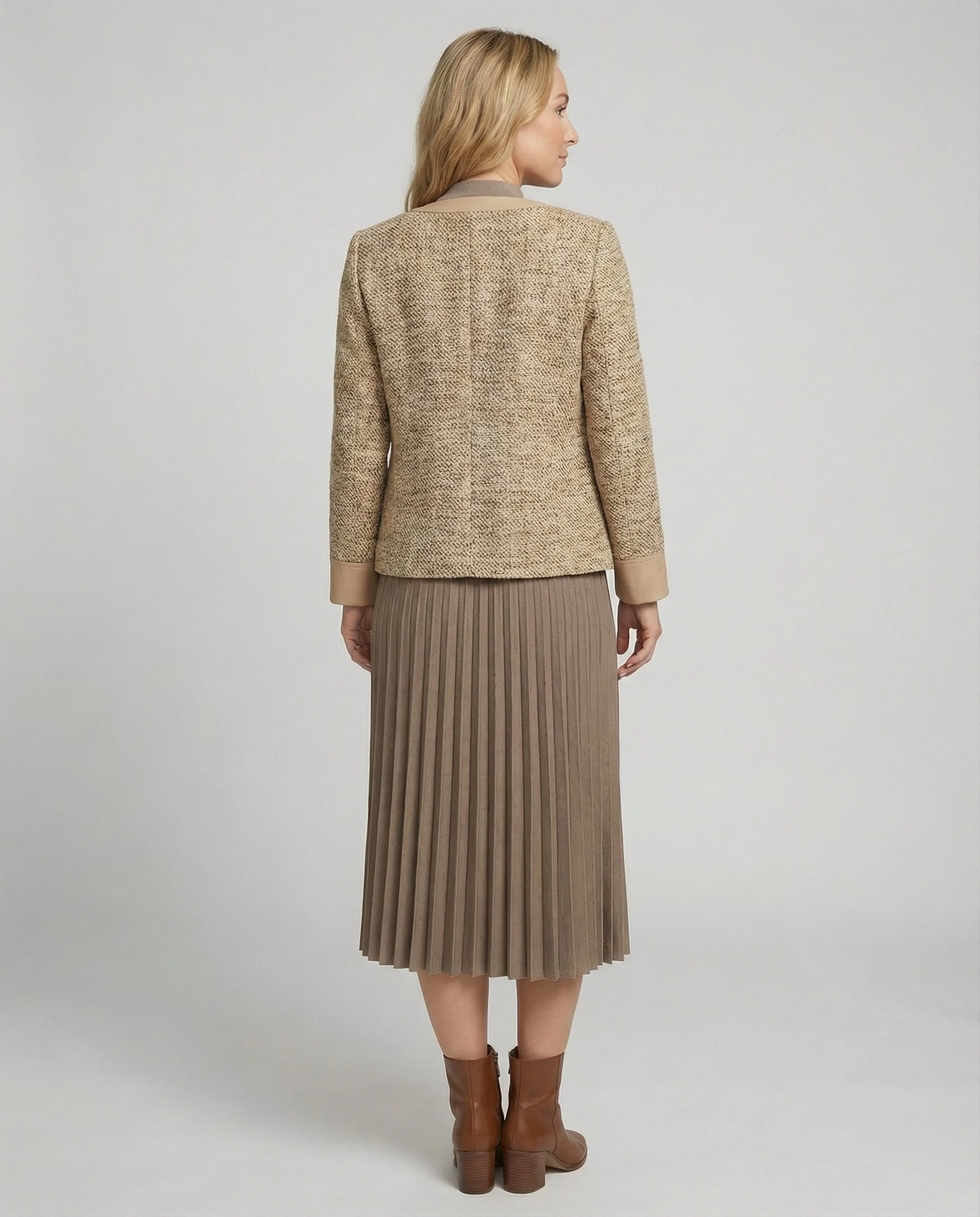 Zweiteiliges Ensemble Boucléjacke mit Rundhalsausschnitt und plissiertem Midikleid - Image 4