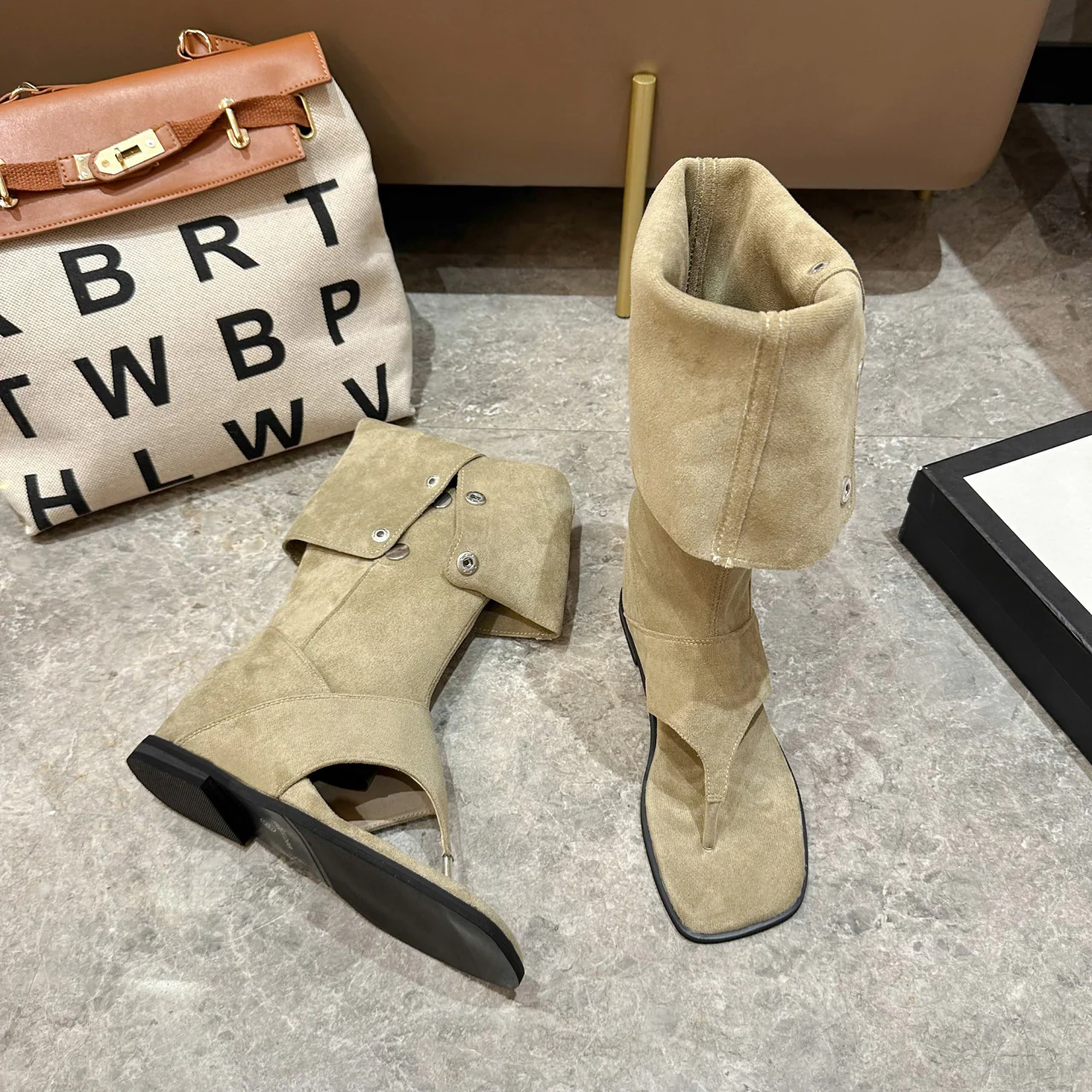 Damen offene Stiefel mit modischem Riemendesign und eleganten Knopfdetails Heidi Mode - Image 4