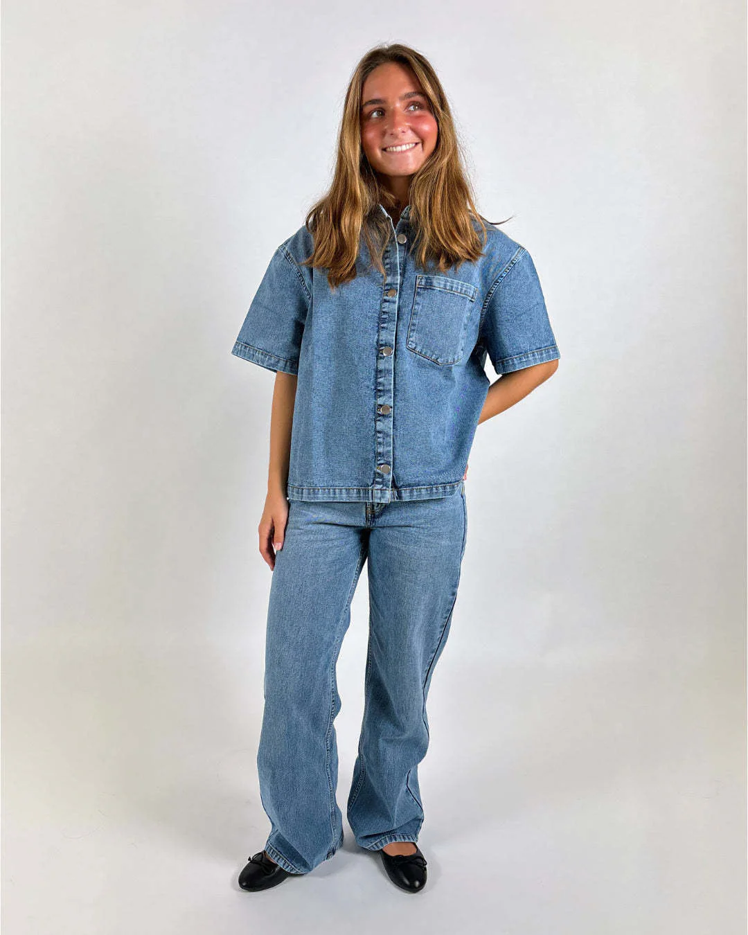 Damen Oversized Denim-Hemd mit kurzen Ärmeln und aufgesetzten Taschen Heidi-Mode - Image 5