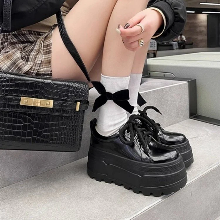 Damen Plateau-Sneaker mit eleganter Sohle und verspielten Schnürdetails Heidi Mode - Image 2