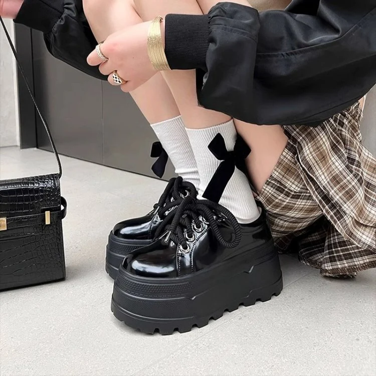 Damen Plateau-Sneaker mit eleganter Sohle und verspielten Schnürdetails Heidi Mode - Image 4