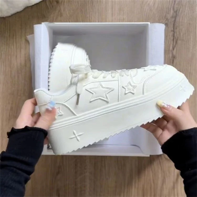 Damen Plateau-Sneaker mit modernen Stern-Applikationen und dämpfender Sohle Heidi Mode - Image 4