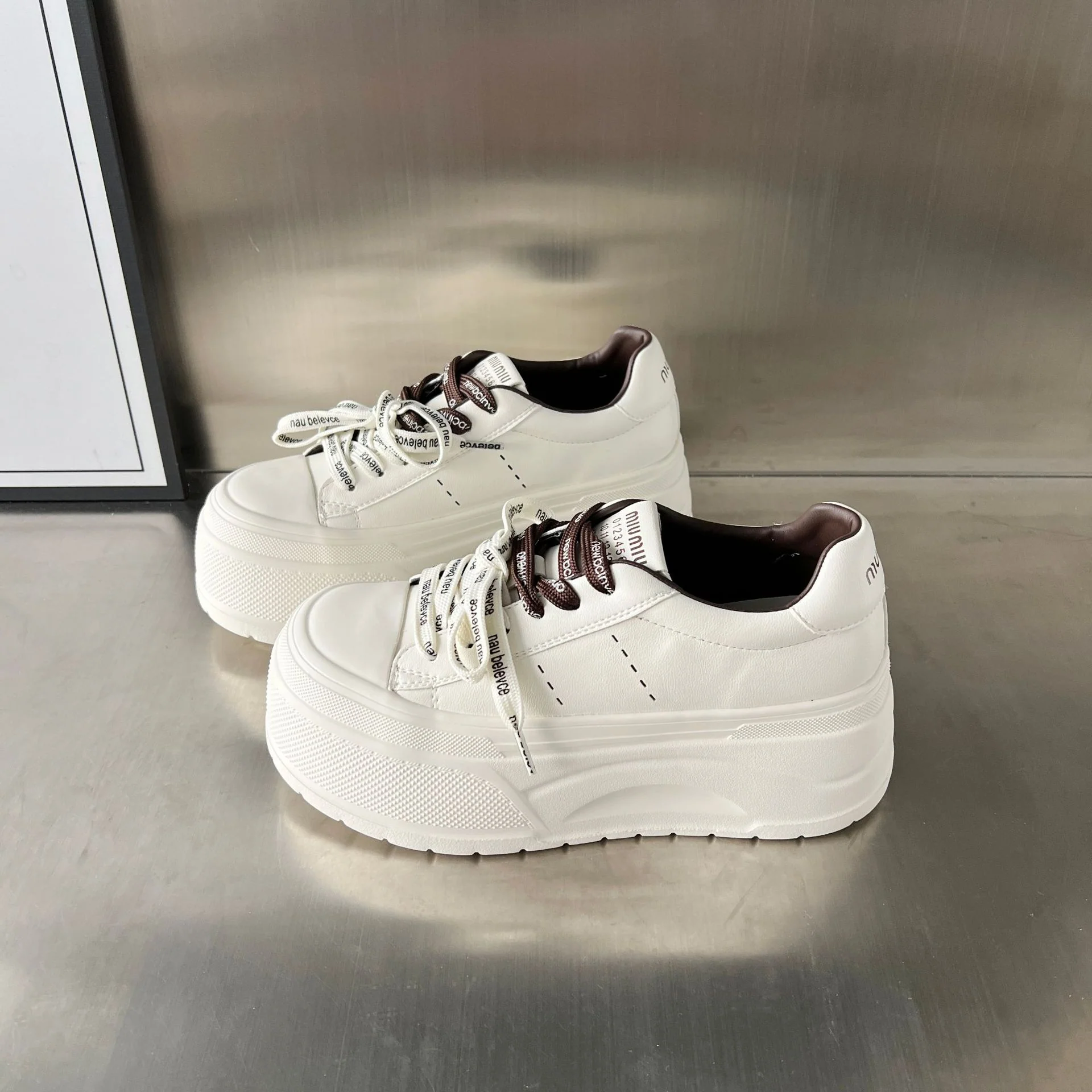Damen Plateau-Sneaker mit modischem Design und atmungsaktiver Oberfläche Heidi Mode - Image 6