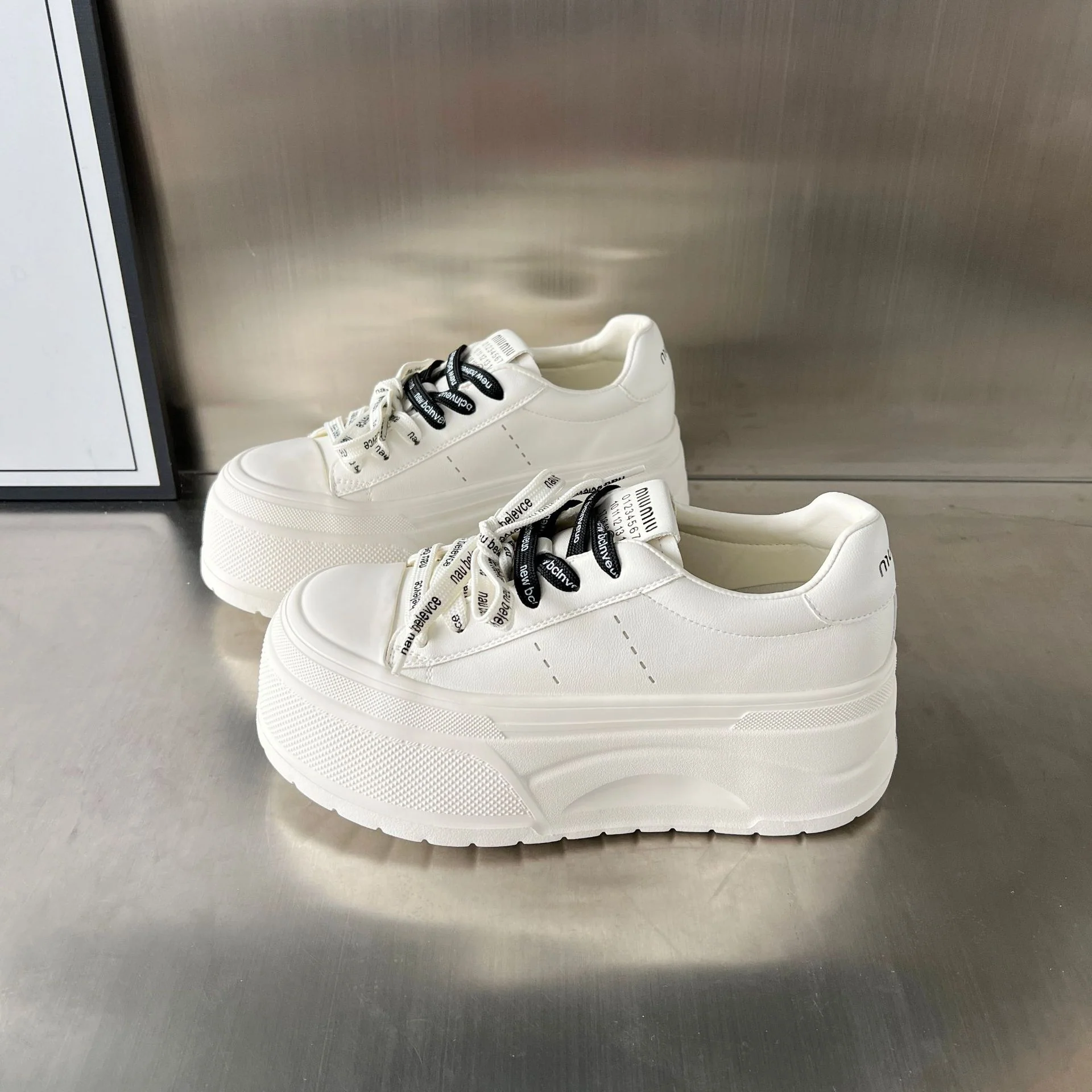 Damen Plateau-Sneaker mit modischem Design und atmungsaktiver Oberfläche Heidi Mode - Image 7