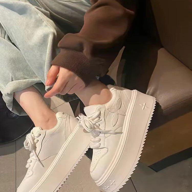 Damen Plateau-Sneaker mit modischem Design und dämpfender Sohle Heidi Mode - Image 2