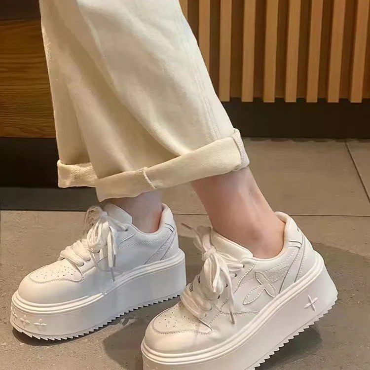 Damen Plateau-Sneaker mit modischem Design und dämpfender Sohle Heidi Mode - Image 4