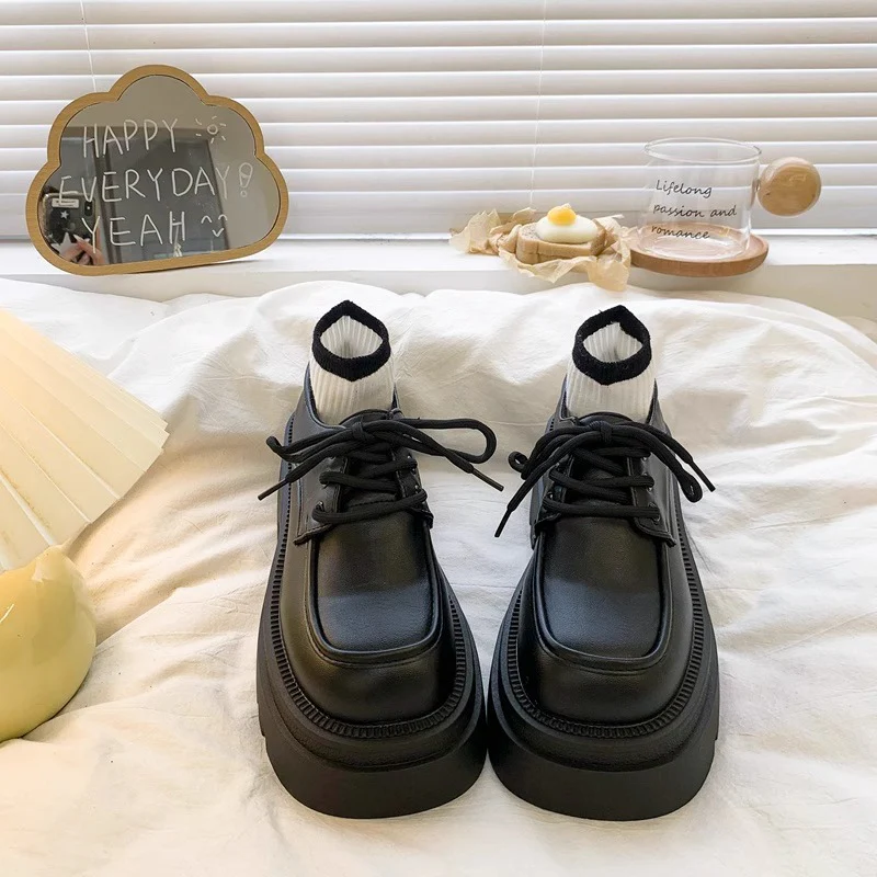 Damen Plateau-Sneaker mit robustem Sohlenprofil und stilvollem Design Heidi Mode - Image 3
