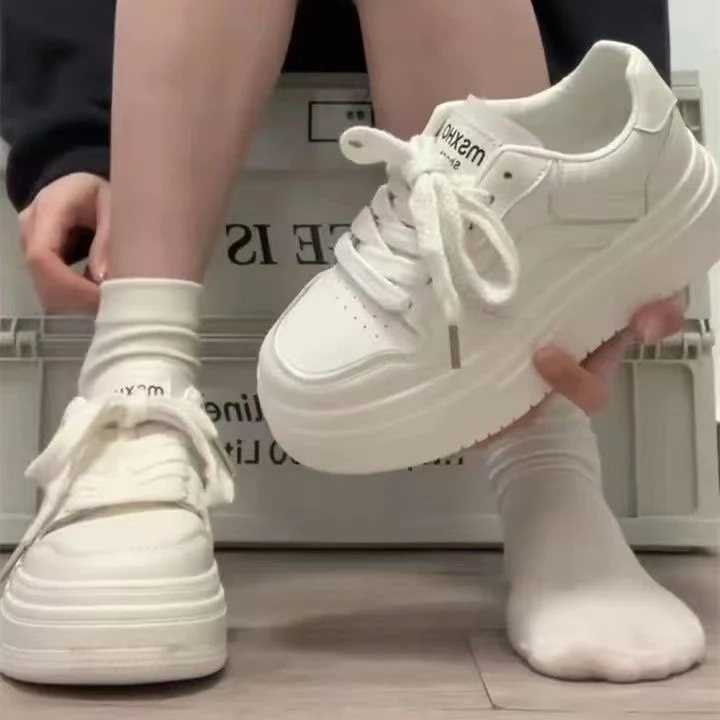 Damen Plateau-Sneaker mit sportlichem Design und gepolsterter Sohle Heidi Mode - Image 2