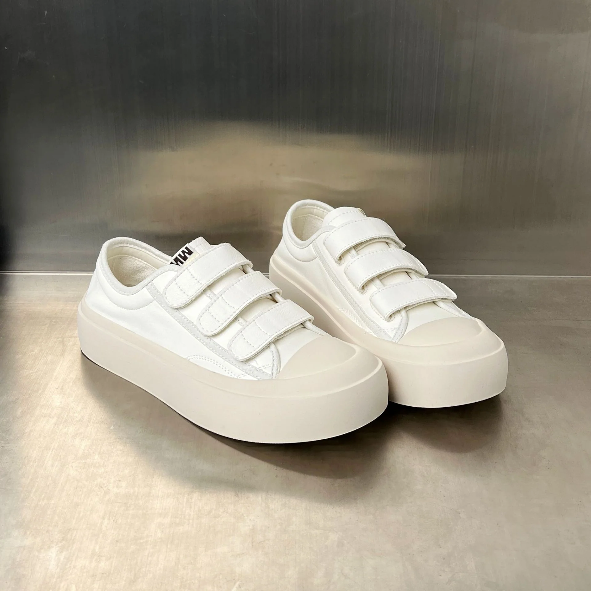 Damen Plateau-Sneaker mit verstellbarem Klettverschluss und innovativer Sohlenkonstruktion Heidi Mode - Image 4