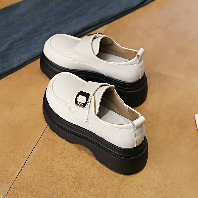 Damen Plateauschuhe mit dekorativen Riemen und modischem Detail Heidi Mode - Image 4