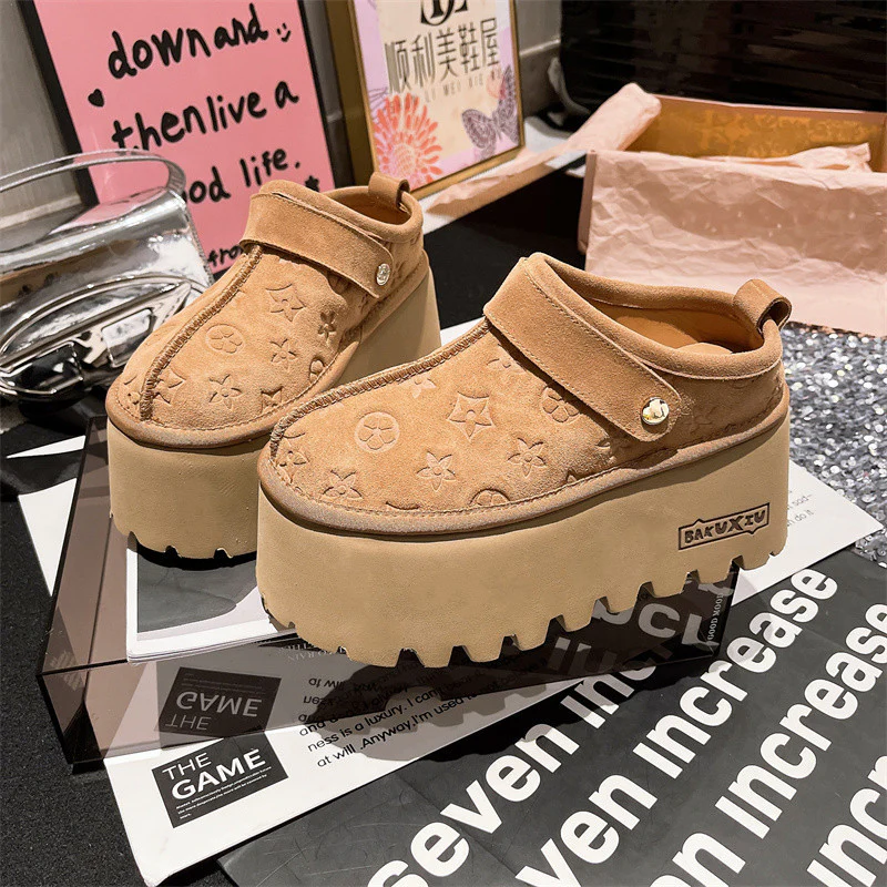 Damen Plattform Clogs mit dekorativem Reliefdesign und verstellbarem Riemen Heidi Mode