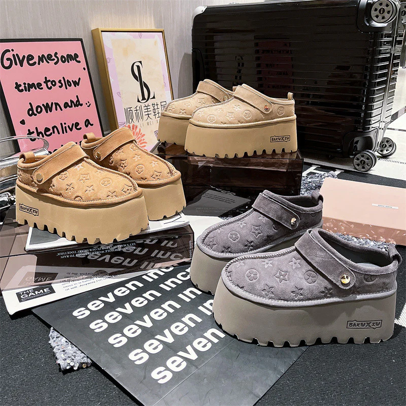 Damen Plattform Clogs mit dekorativem Reliefdesign und verstellbarem Riemen Heidi Mode - Image 4