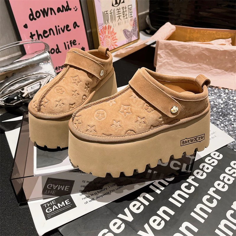 Damen Plattform Clogs mit dekorativem Reliefdesign und verstellbarem Riemen Heidi Mode - Image 6