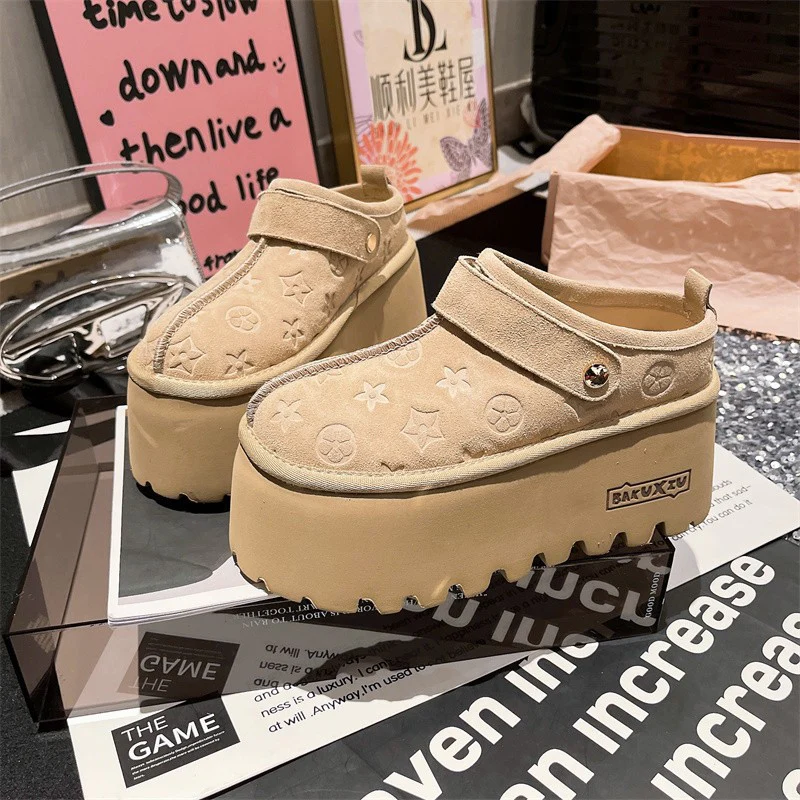 Damen Plattform Clogs mit dekorativem Reliefdesign und verstellbarem Riemen Heidi Mode - Image 8