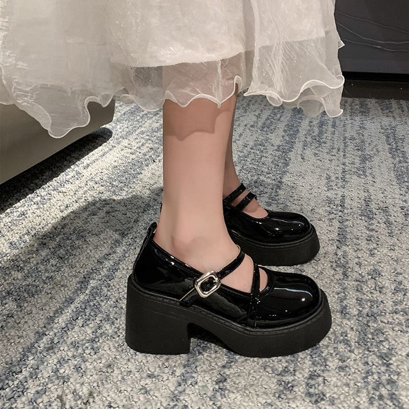 Damen Plattform-Pumps mit doppeltem Riemen und glänzender Oberfläche Heidi Mode - Image 4