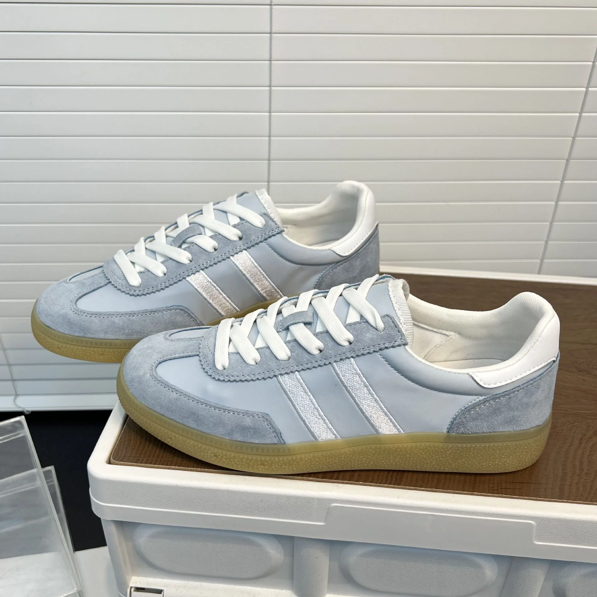 Damen Retro-Inspirierte Sneakers mit modischem Veloursleder und sportlichen Akzenten Heidi Mode - Image 2